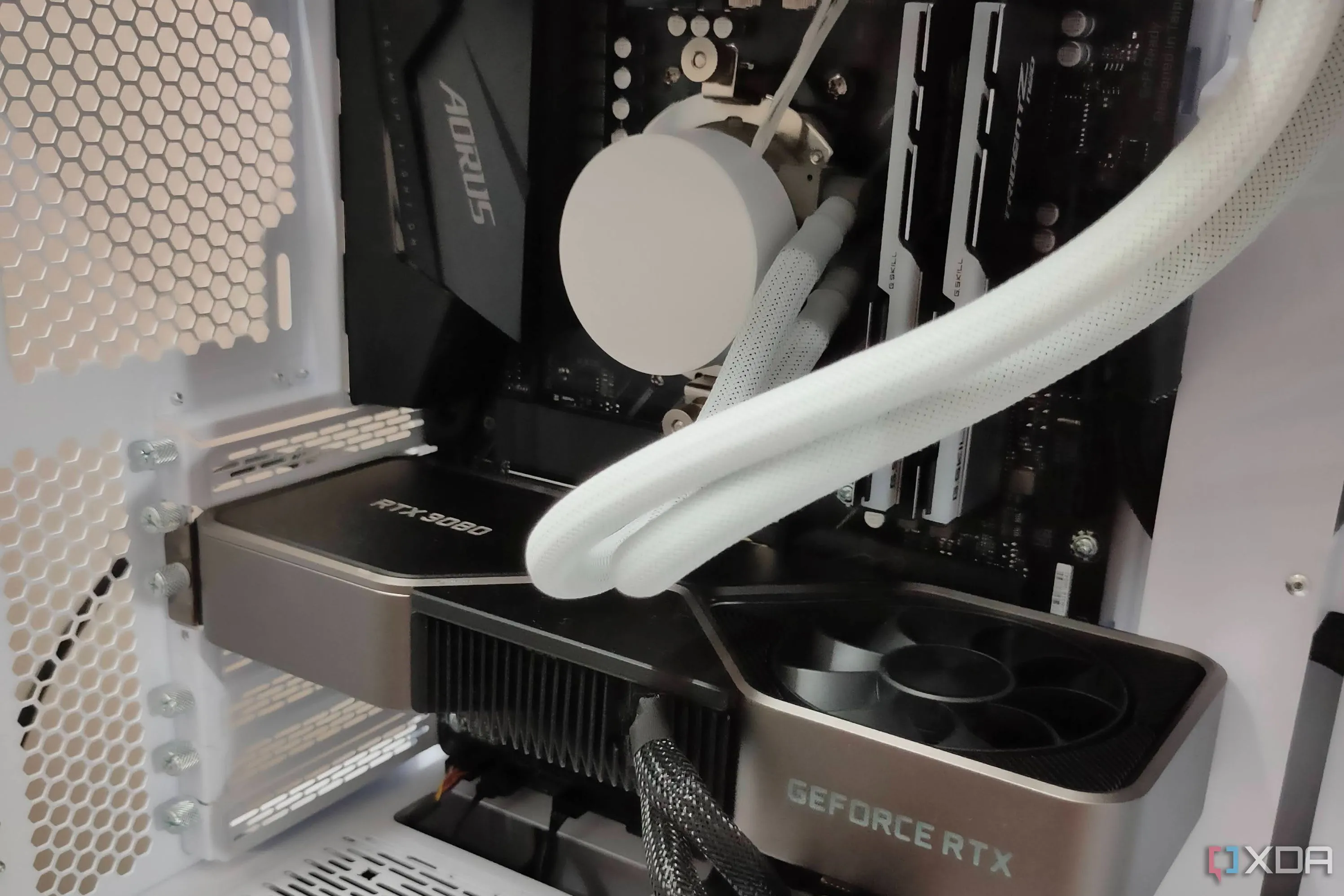 Chi tiết card đồ họa GeForce RTX 3080 FE bên trong một bộ PC gaming màu trắng, thể hiện cách bố trí cáp.