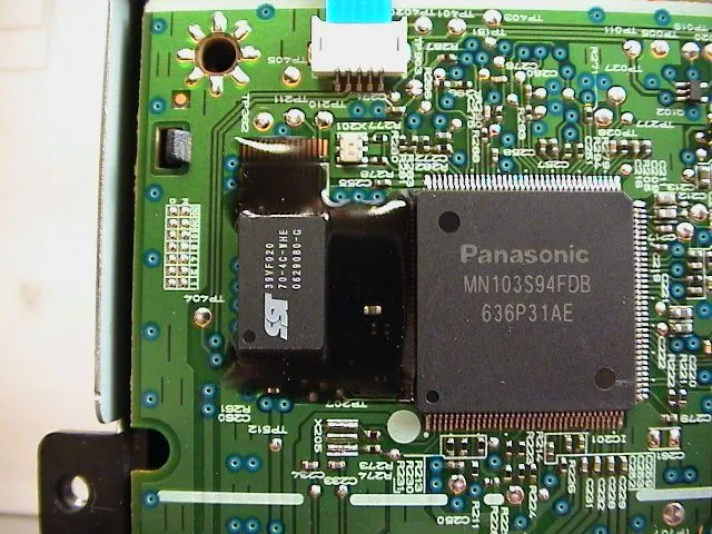 Chip flash trên ổ đĩa DVD Xbox 360 được phủ lớp nhựa resin dày, biện pháp của Microsoft nhằm ngăn chặn mod firmware