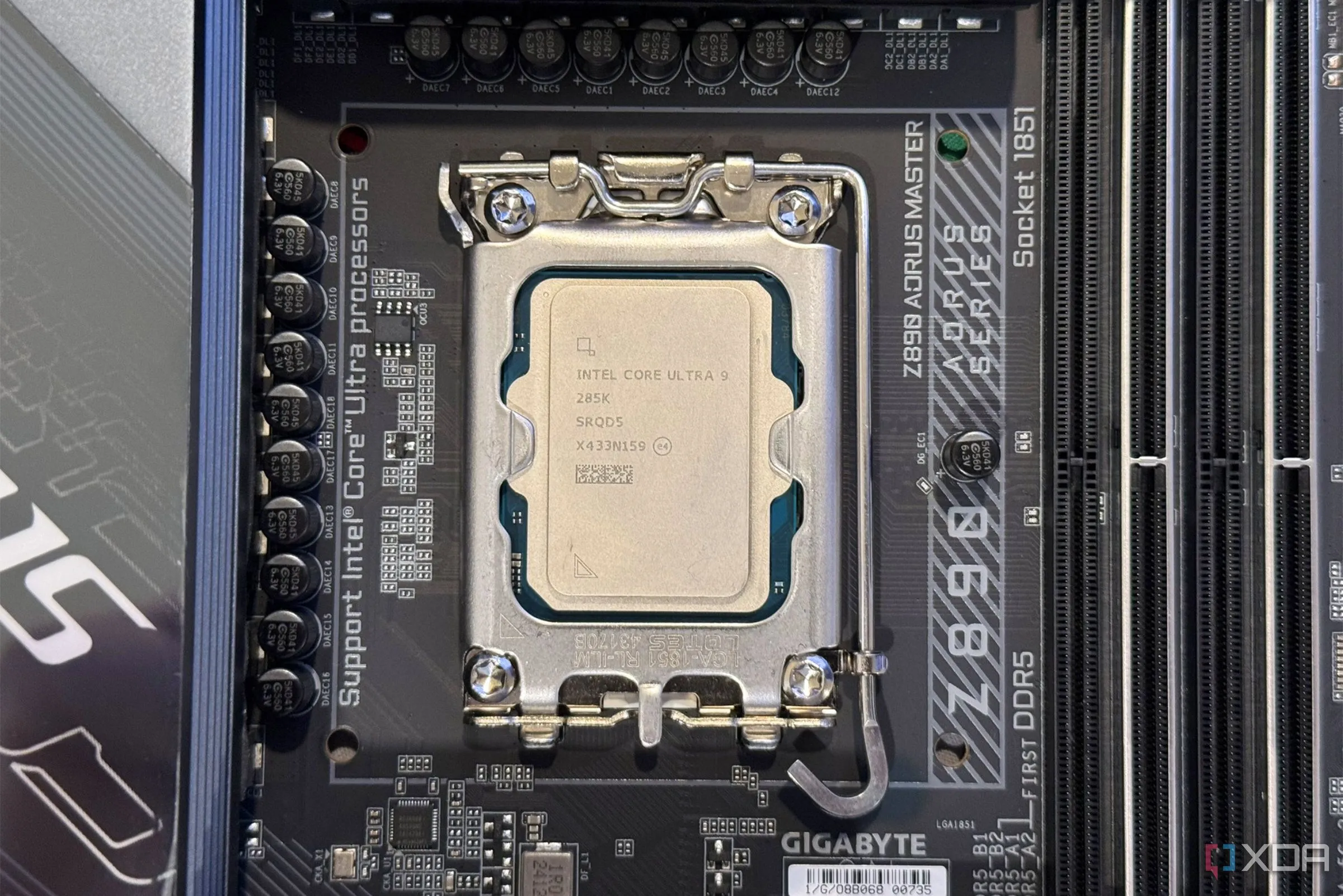 Chip Intel Core Ultra 9 285K lắp trong socket bo mạch chủ