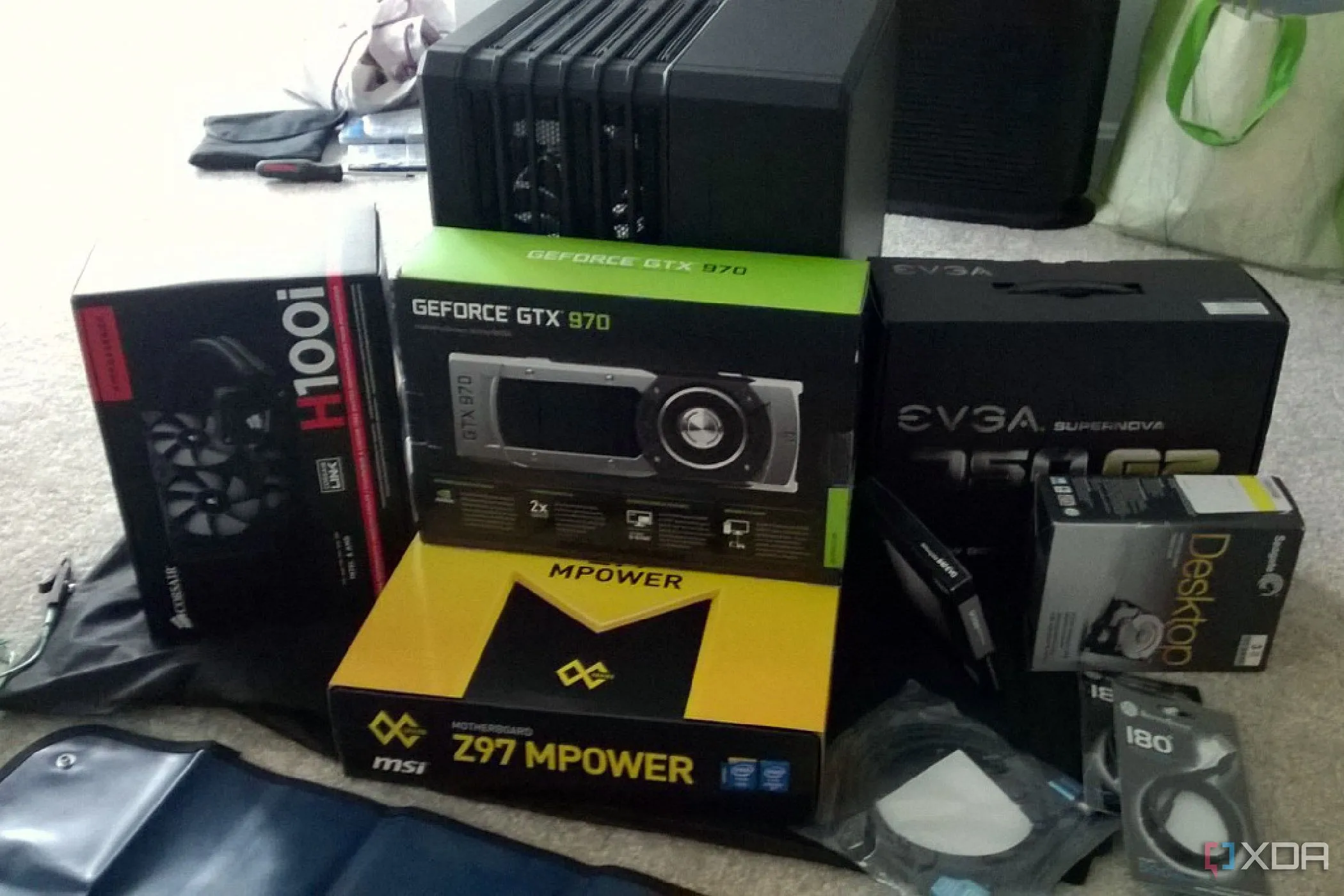 Chồng linh kiện PC sẵn sàng lắp ráp, minh họa việc mua sắm linh kiện rải rác theo thời gian