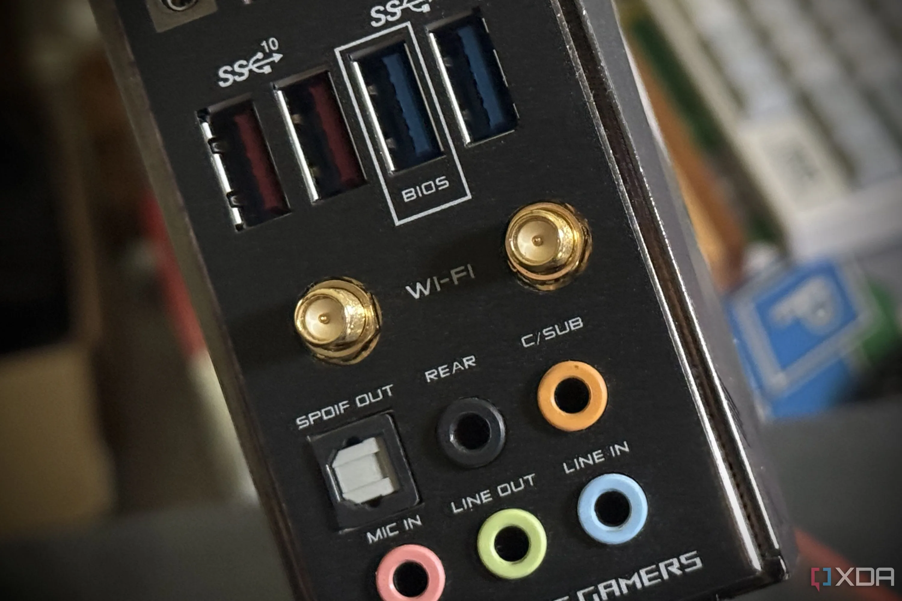 Cổng kết nối Wi-Fi trên tấm chắn I/O của bo mạch chủ, minh họa tính năng Wi-Fi tích hợp.
