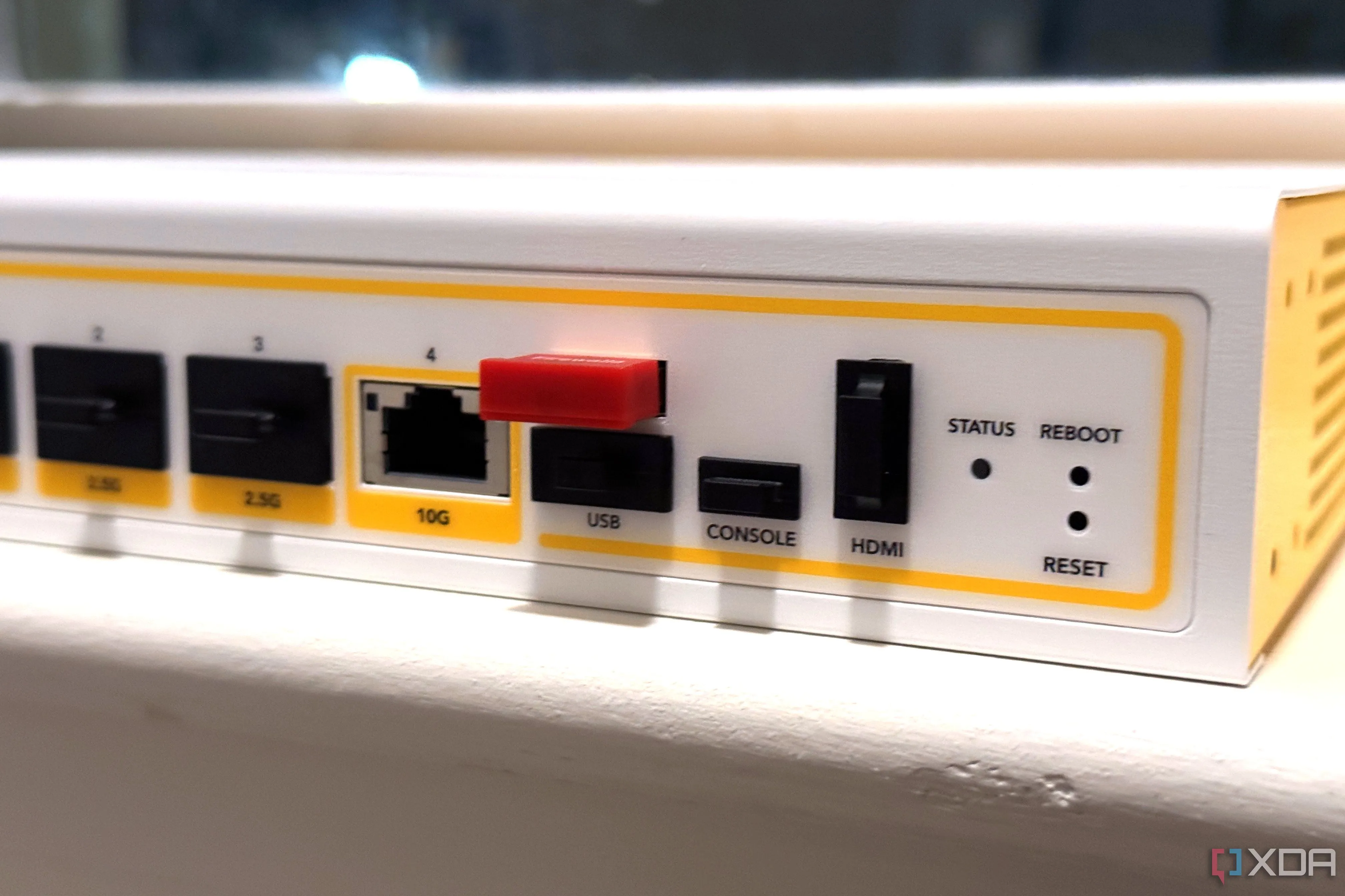 Cổng mạng 10GbE RJ45 và SFP+ trên thiết bị tường lửa Firewalla Gold Pro, cho thấy sự đa dạng cổng kết nối.
