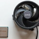 CPU AMD Ryzen 5 và tản nhiệt stock, biểu tượng cho các chip xử lý thế hệ cũ vẫn mạnh mẽ.