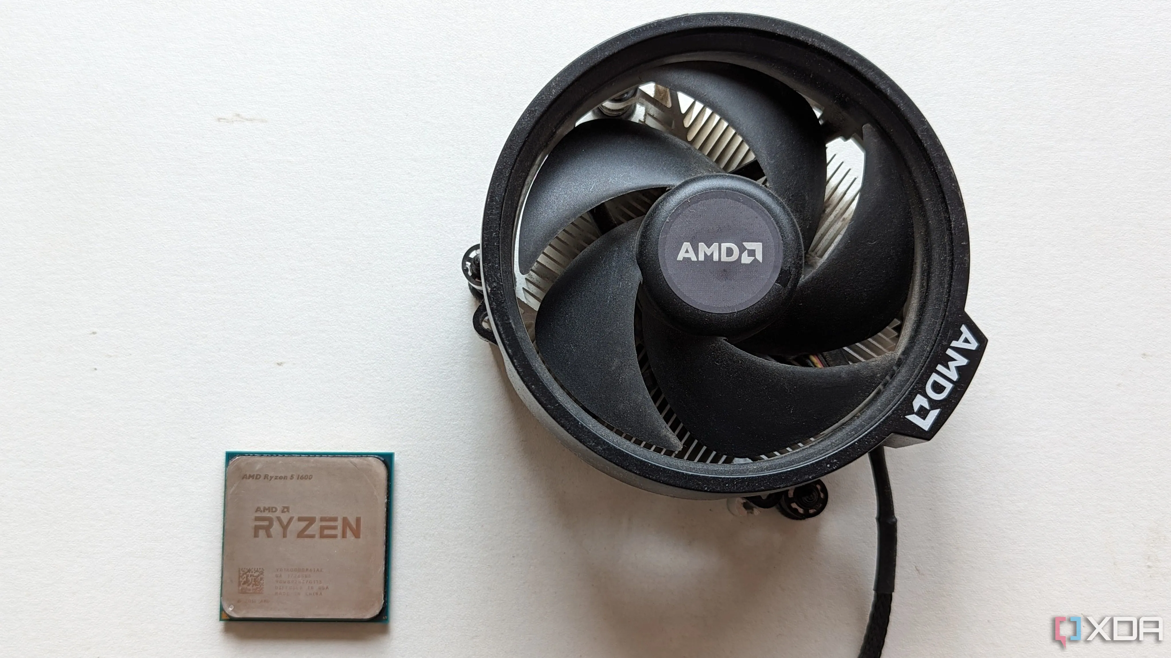 CPU AMD Ryzen 5 và tản nhiệt stock, biểu tượng cho các chip xử lý thế hệ cũ vẫn mạnh mẽ.