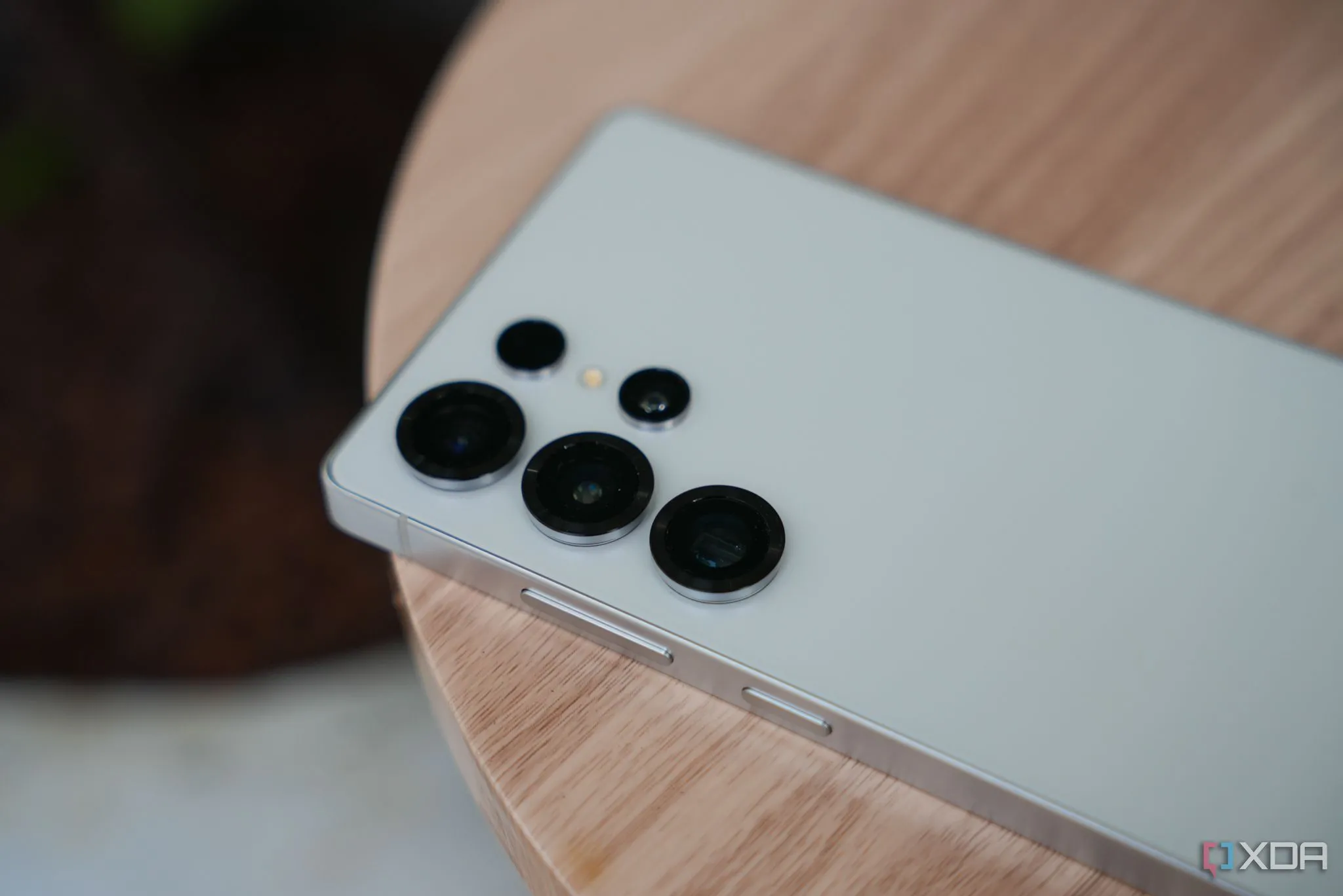 Cụm camera sau của Samsung Galaxy S25 Ultra với các vòng camera dày hơn