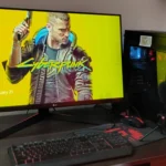 Dàn PC gaming với màn hình hiển thị trò chơi Cyberpunk 2077, minh họa trải nghiệm game mượt