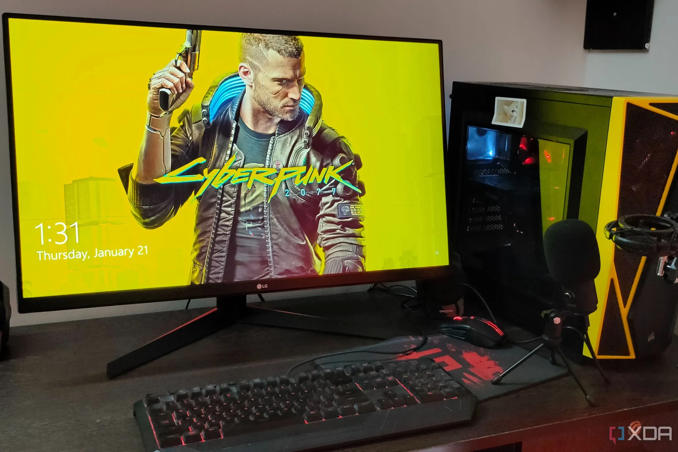 Dàn PC gaming với màn hình hiển thị trò chơi Cyberpunk 2077, minh họa trải nghiệm game mượt