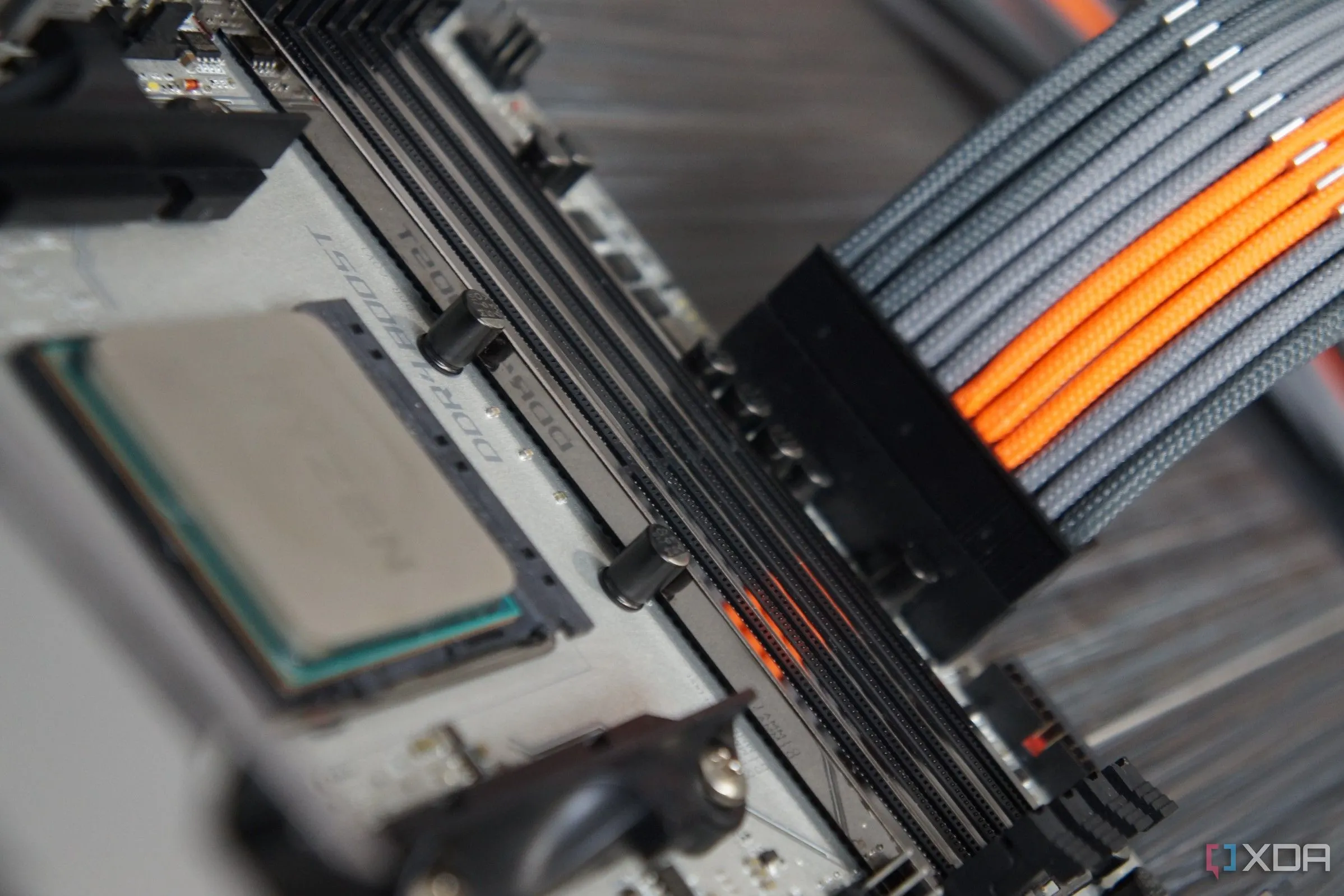 Dây cáp nguồn ATX 24-pin được bọc lưới tùy chỉnh, nâng cao thẩm mỹ cho hệ thống PC