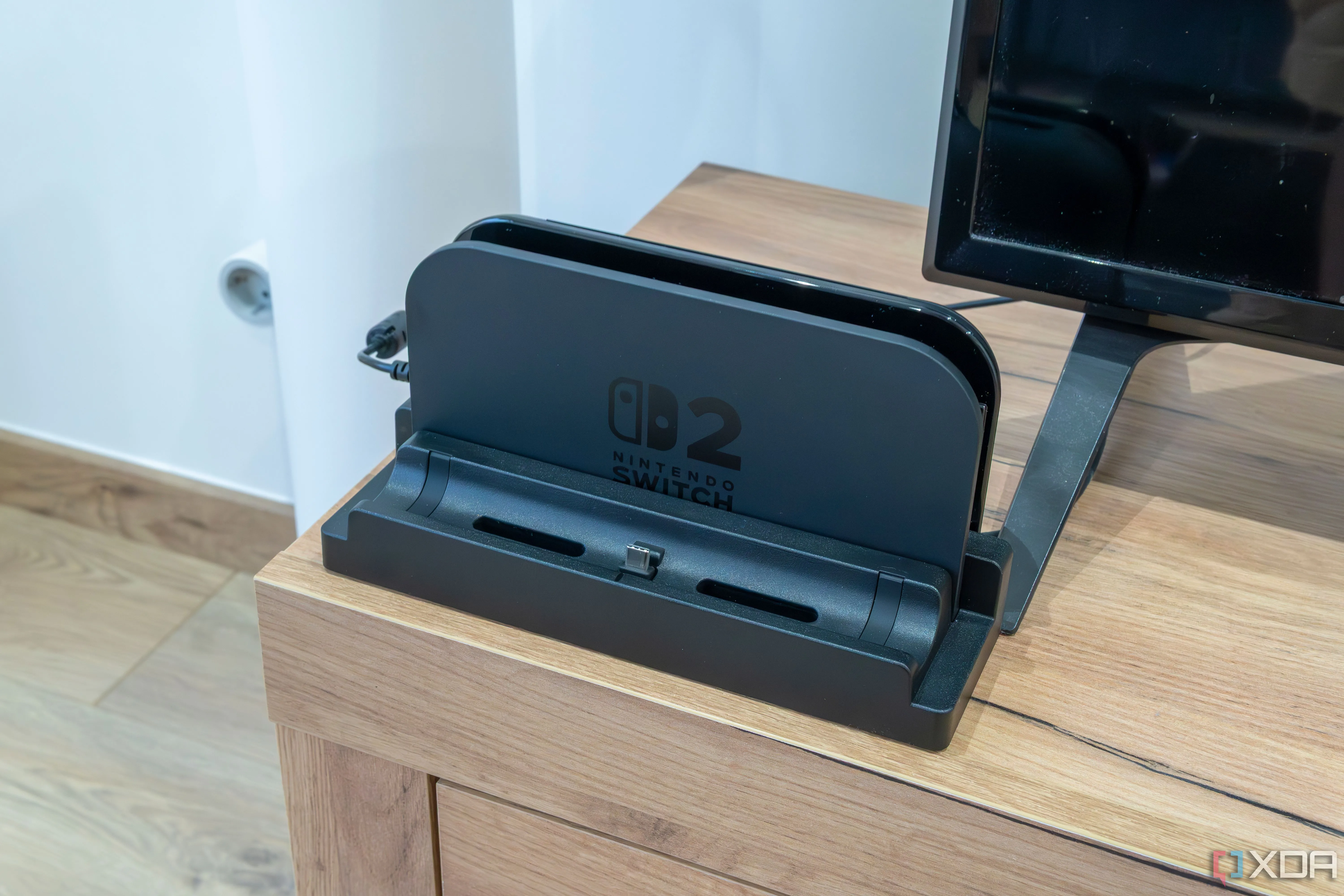 Dock Nintendo Switch 2 với bộ chuyển đổi dbrand Killswitch Dock Adapter đã lắp đặt, cho phép dock máy khi vẫn đeo ốp.