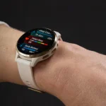 Đồng hồ thông minh Garmin Venu 3S màu hồng vàng đeo trên cổ tay, thể hiện thiết kế sang trọng và hiện đại.