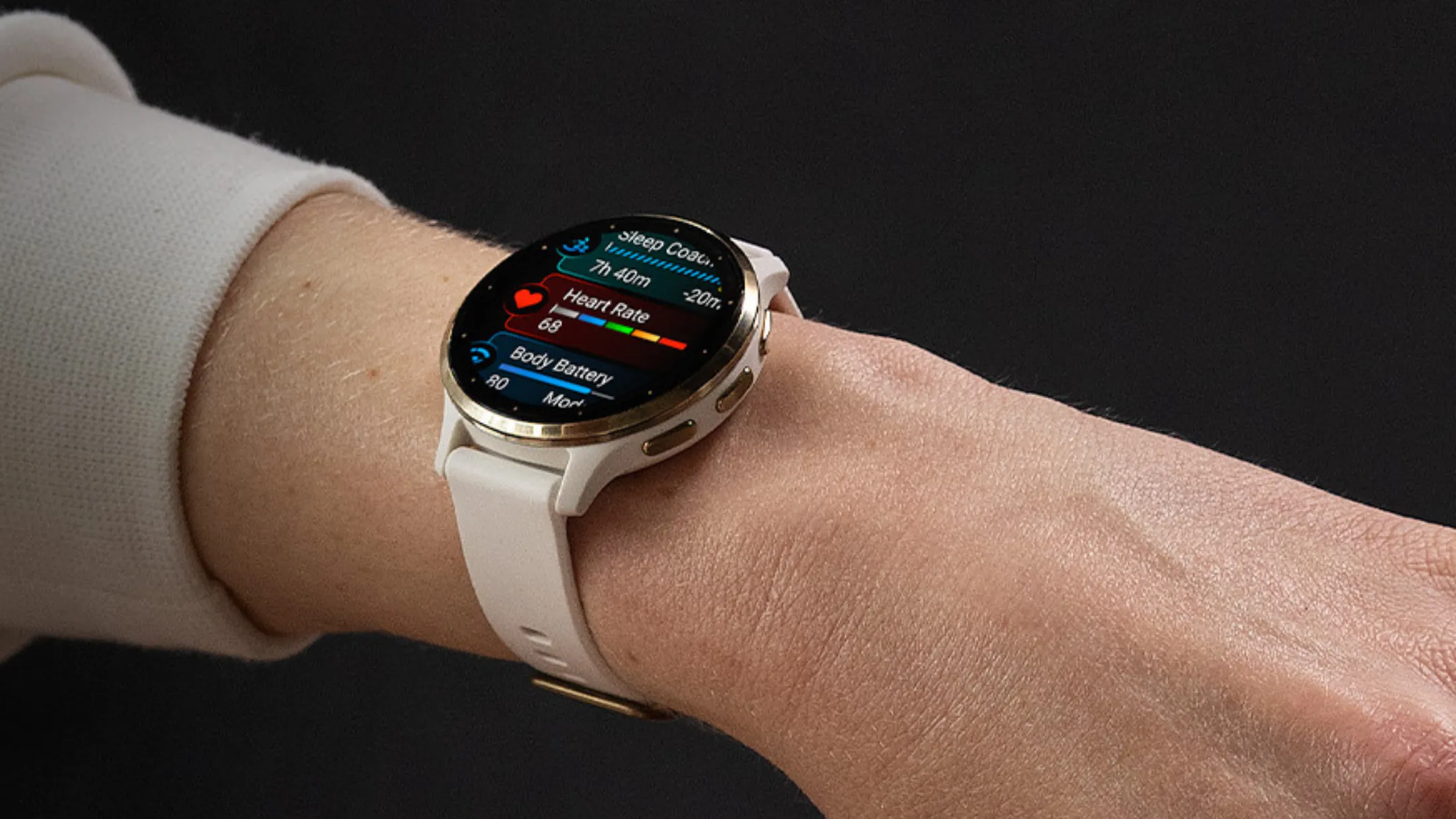 Đồng hồ thông minh Garmin Venu 3S màu hồng vàng đeo trên cổ tay, thể hiện thiết kế sang trọng và hiện đại.