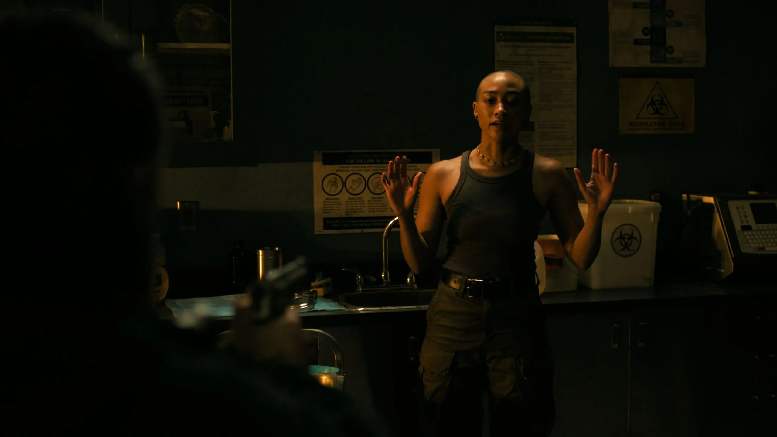 Ellie dí súng vào Nora trong cảnh đối đầu căng thẳng tại bệnh viện trong The Last of Us Season 2 tập 5.