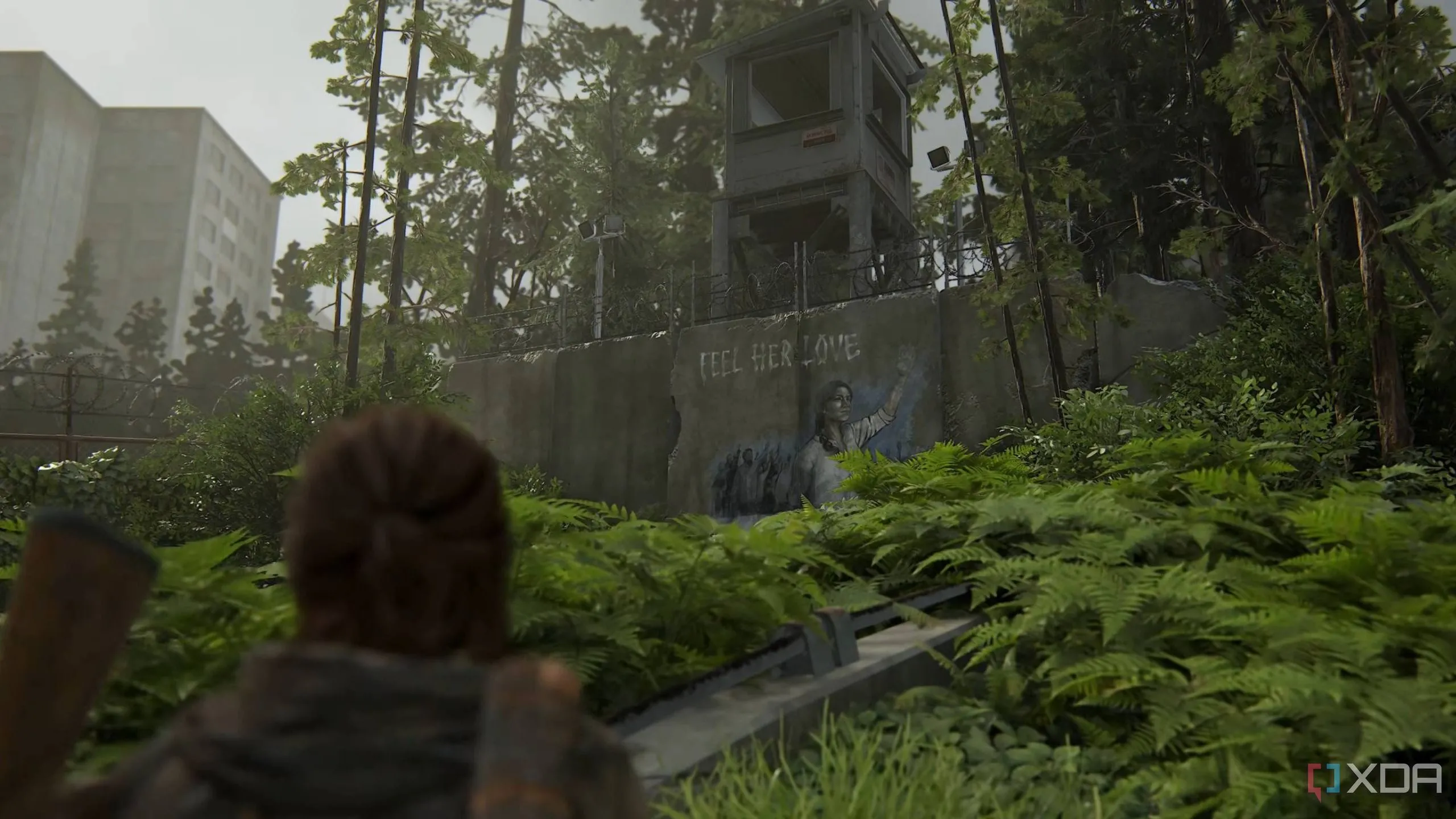 Ellie ngắm nhìn một bức tranh tường của Seraphite trong The Last of Us Part II Remastered, phản ánh sự xuất hiện của phe Scars trong game.