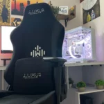 Ghế gaming tiện nghi và PC được bố trí gọn gàng trong một góc chơi game hiện đại.
