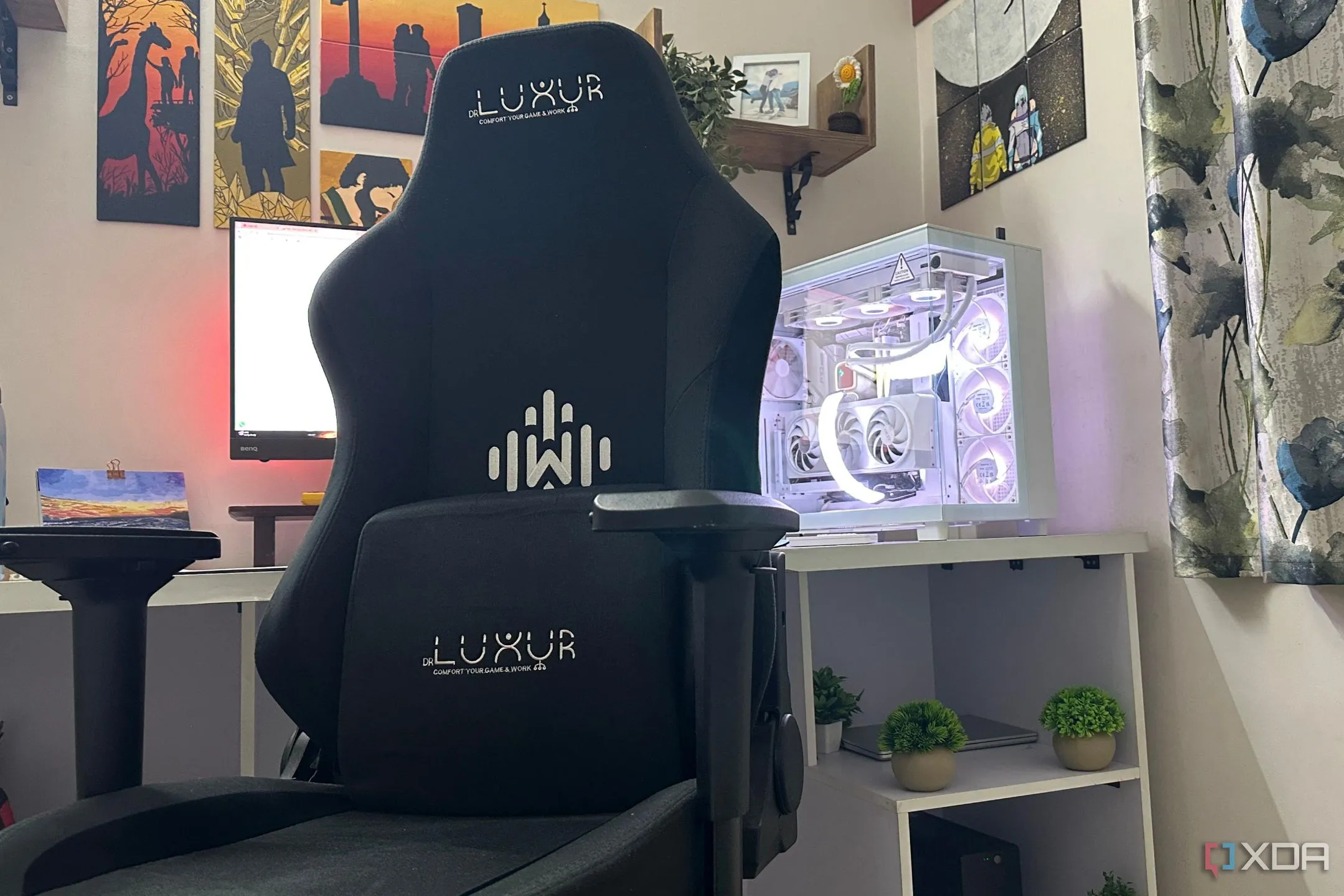 Ghế gaming tiện nghi và PC được bố trí gọn gàng trong một góc chơi game hiện đại.