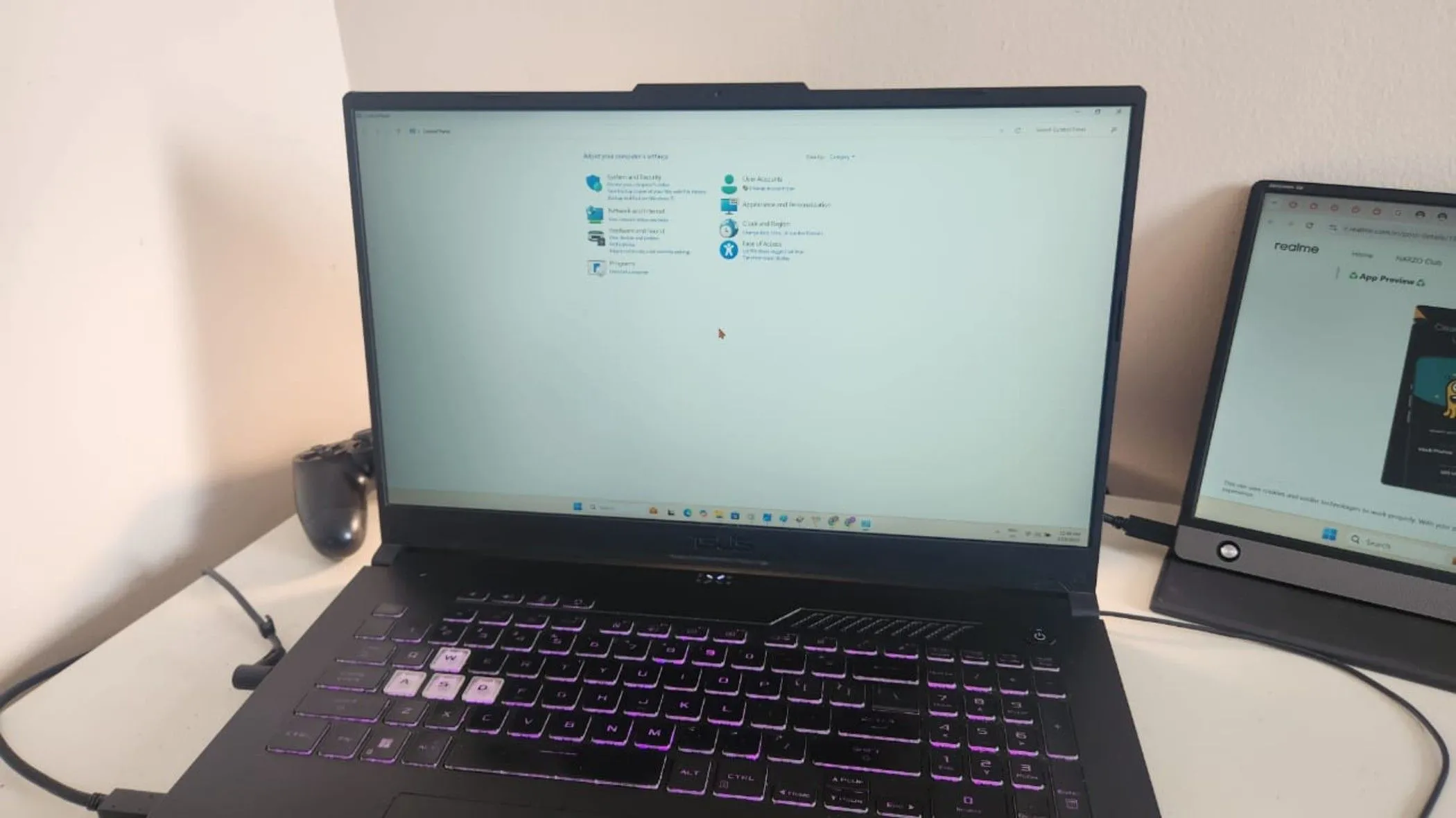 Giao diện cài đặt Thời gian và Ngôn ngữ trong Control Panel Windows 11 đang được di chuyển