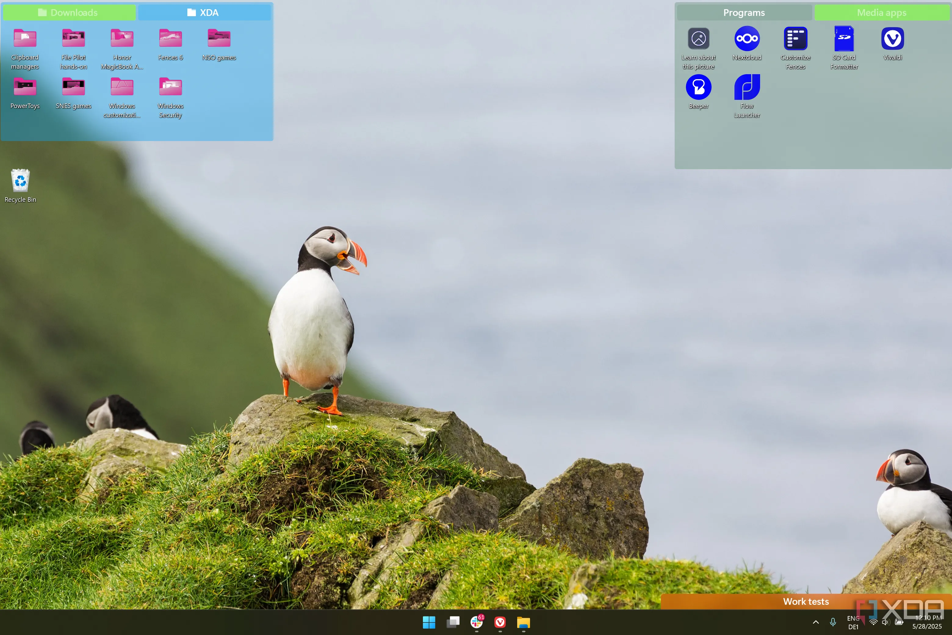 Giao diện desktop Windows 11 được sắp xếp khoa học với các hàng rào Fences 6