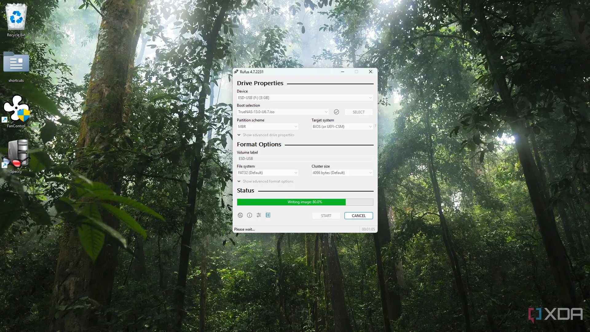 Giao diện Rufus đang flash TrueNAS vào ổ USB, minh họa khả năng tạo USB boot đa năng