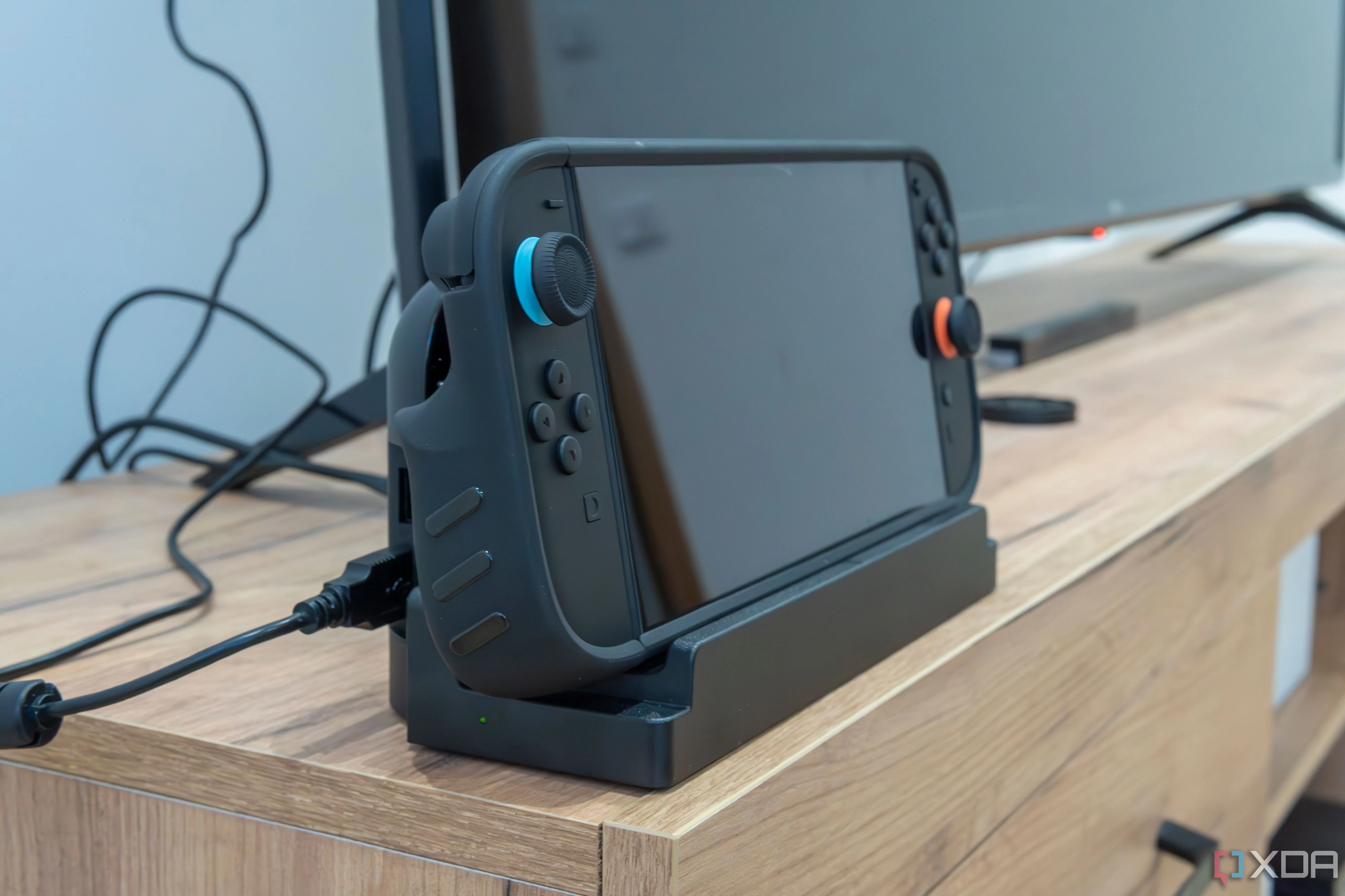 Góc nhìn cận cảnh Nintendo Switch 2 đang sử dụng ốp lưng Killswitch và được đặt lên Dock Adapter để chơi ở chế độ TV.