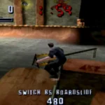 Góc nhìn gameplay từ Tony Hawk's Pro Skater cho thấy vận động viên đang thực hiện cú trick trên ván trượt trong môi trường đô thị sôi động.