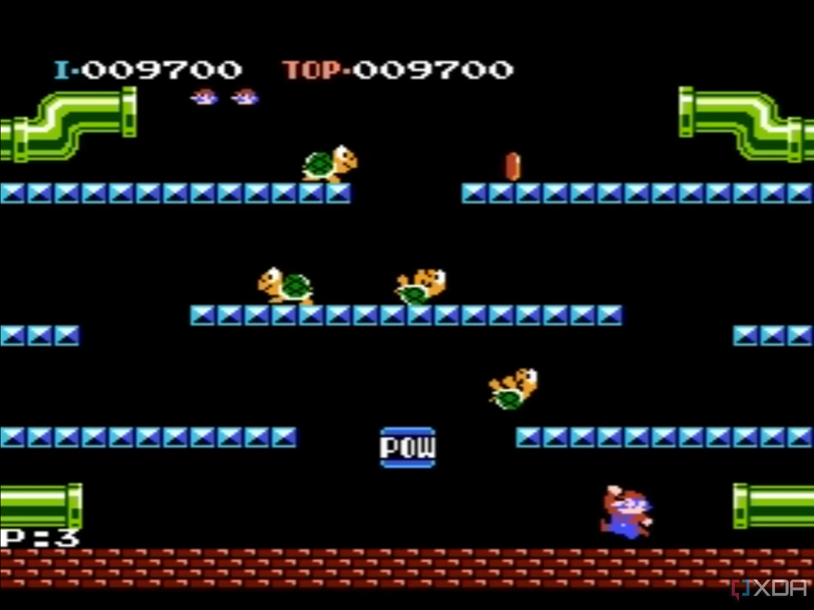 Hai anh em Mario và Luigi đang chiến đấu với kẻ thù trong game Mario Bros. Classic Series trên NES