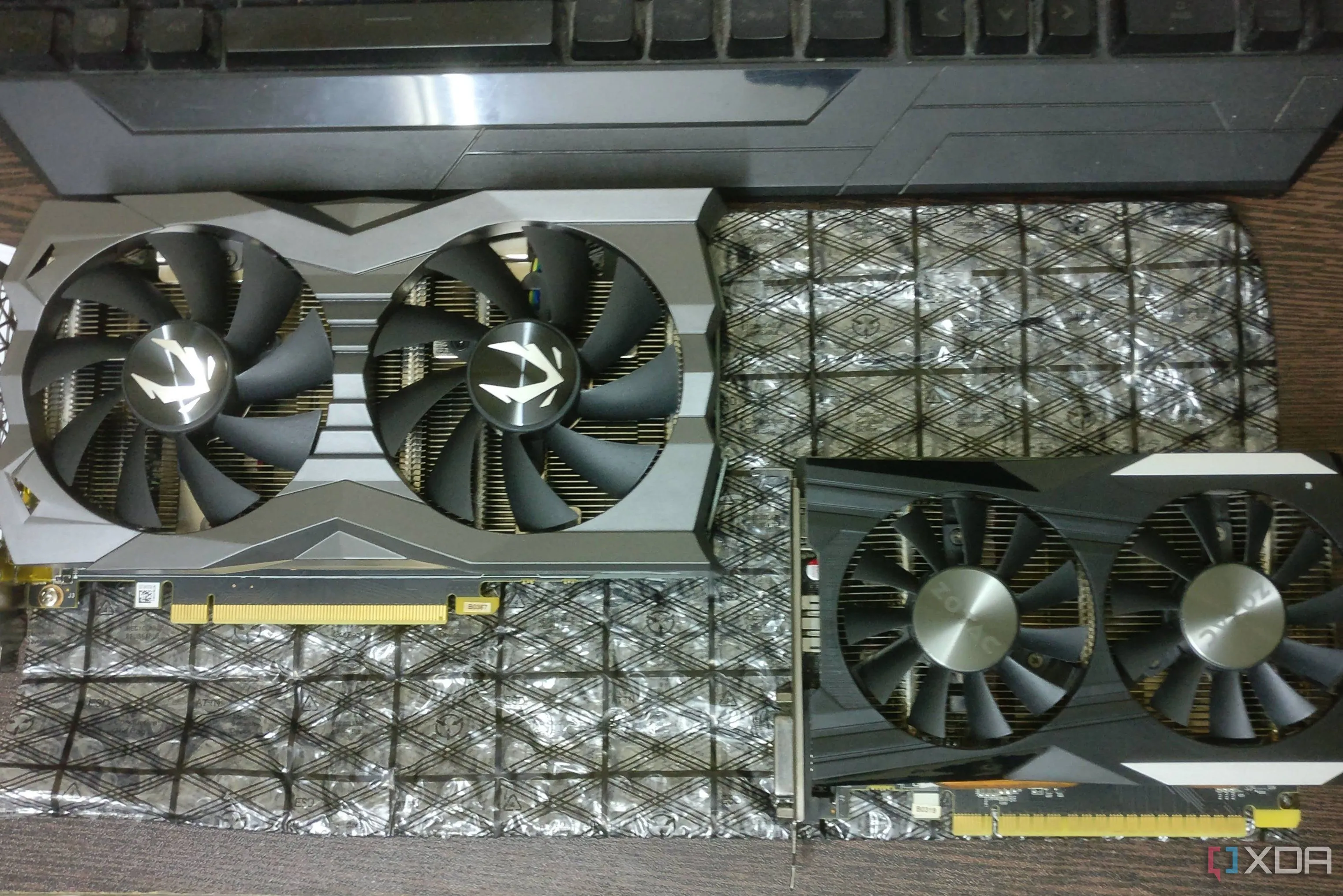 Hai card đồ họa GTX 1660 Ti và GTX 1050 Ti trên bàn