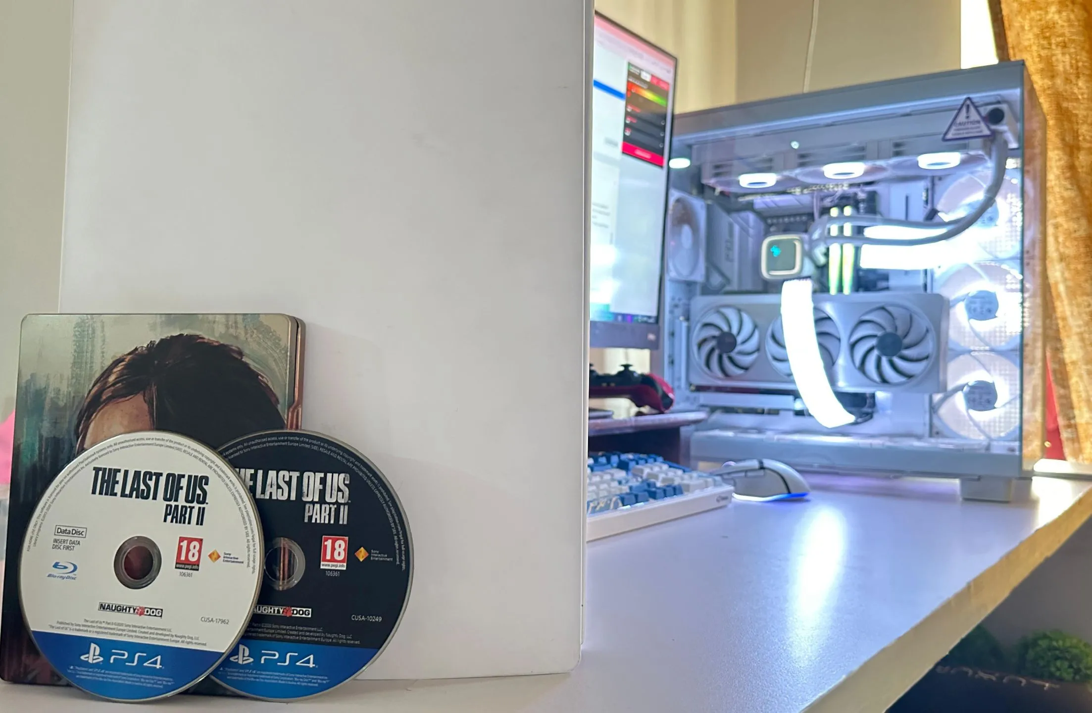 Hai đĩa game The Last of Us Part II phiên bản PS4, minh họa cho kích thước game lớn và sự hạn chế của đĩa vật lý trong kỷ nguyên game hiện đại.