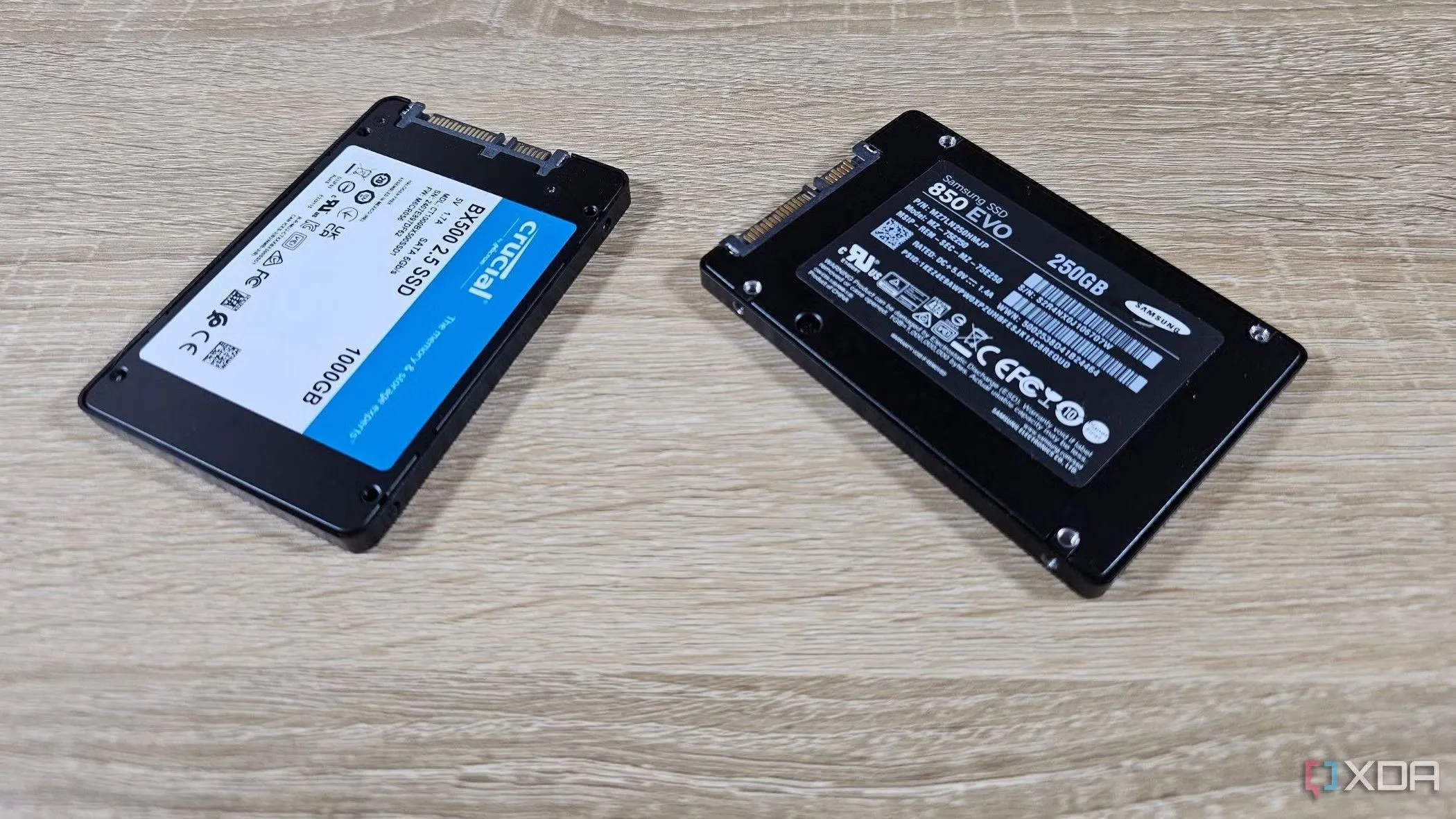 Hai ổ cứng SSD, một của Crucial và một của Samsung, trên bàn làm việc, minh họa sự khác biệt về hiệu suất giữa SSD tiêu dùng và SSD Enterprise