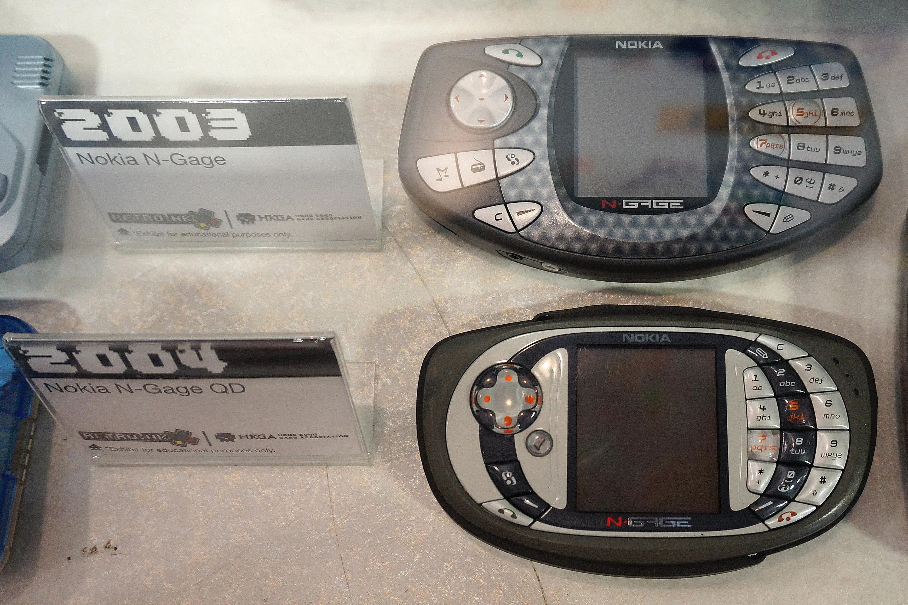 Hai phiên bản của Nokia N-Gage, N-Gage gốc và N-Gage QD, thể hiện sự nỗ lực của Nokia trong thị trường game di động