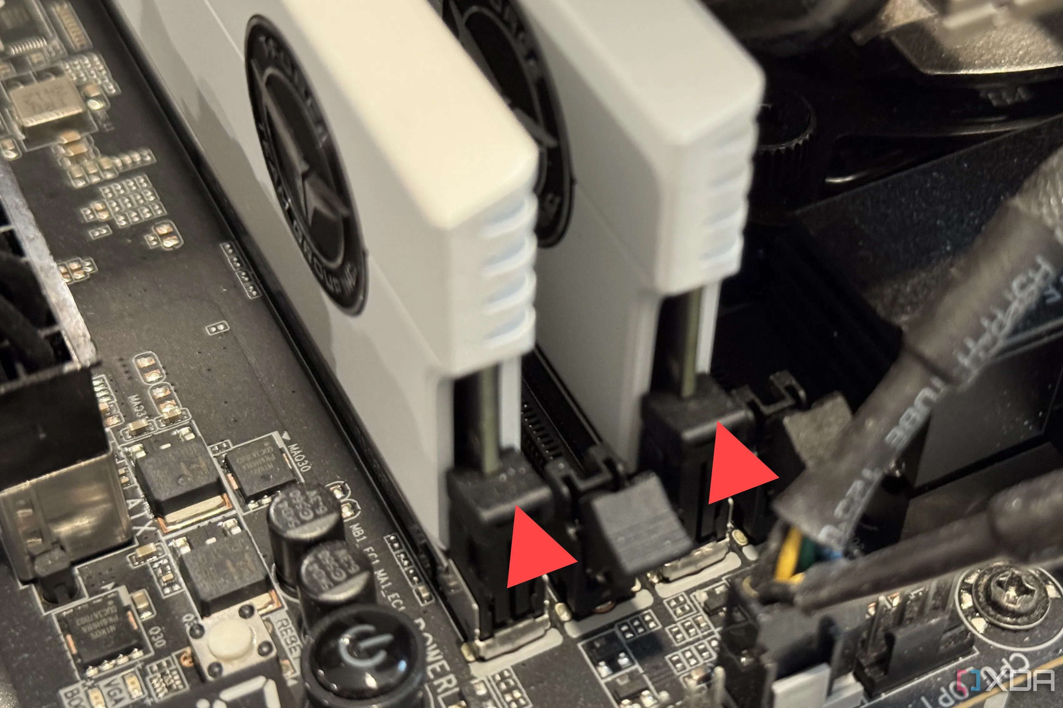 Hai thanh RAM DDR5 Teamgroup Xtreem được lắp vào khe A2 và B2 trên bo mạch chủ, minh họa cấu hình 2 DIMM tối ưu.