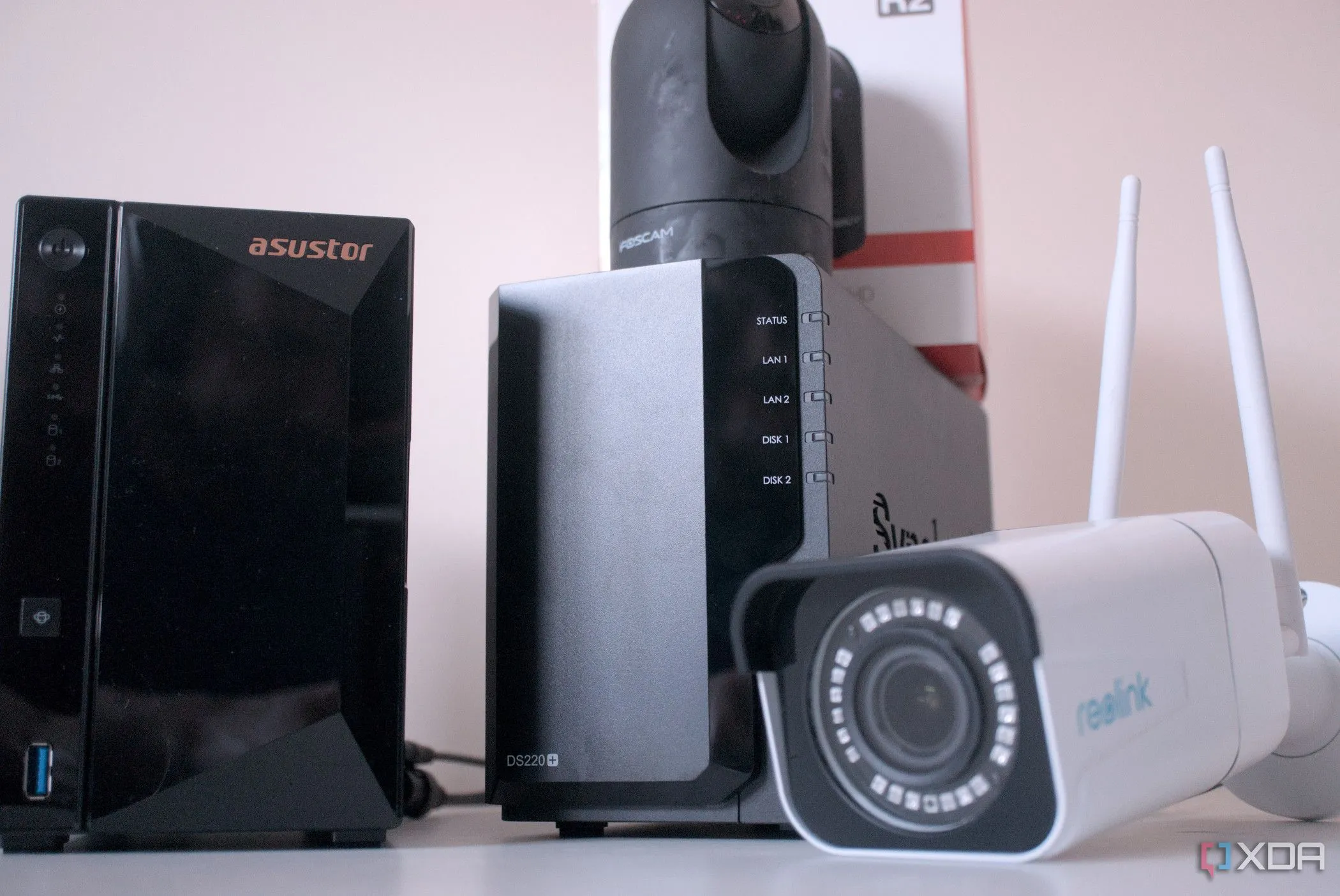 Hệ thống camera giám sát kết nối với NAS, thể hiện vai trò của NAS như một máy chủ đa năng