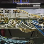 Hệ thống máy chủ và switch mạng với cáp Ethernet được sắp xếp gọn gàng bằng lược cáp in 3D