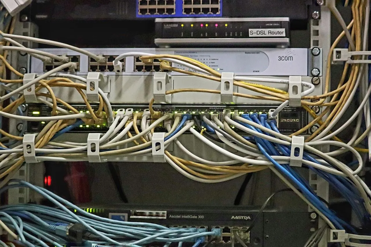 Hệ thống máy chủ và switch mạng với cáp Ethernet được sắp xếp gọn gàng bằng lược cáp in 3D