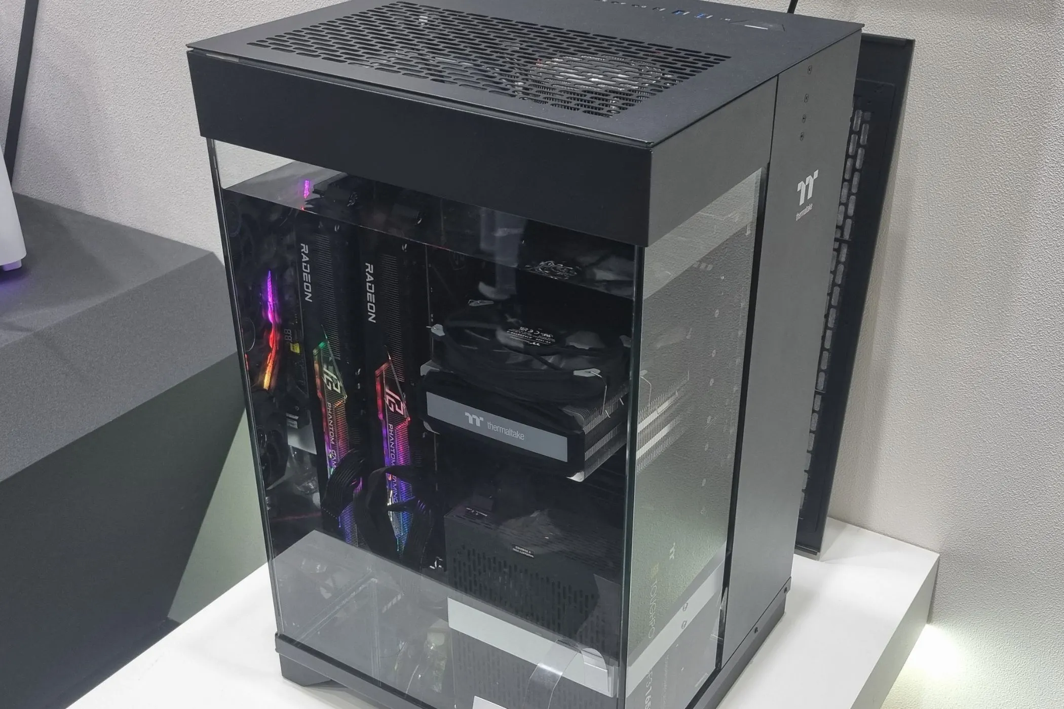 Hệ thống máy tính với linh kiện Intel và ASRock được ngâm hoàn toàn trong bể chất lỏng, phương pháp tản nhiệt độc đáo