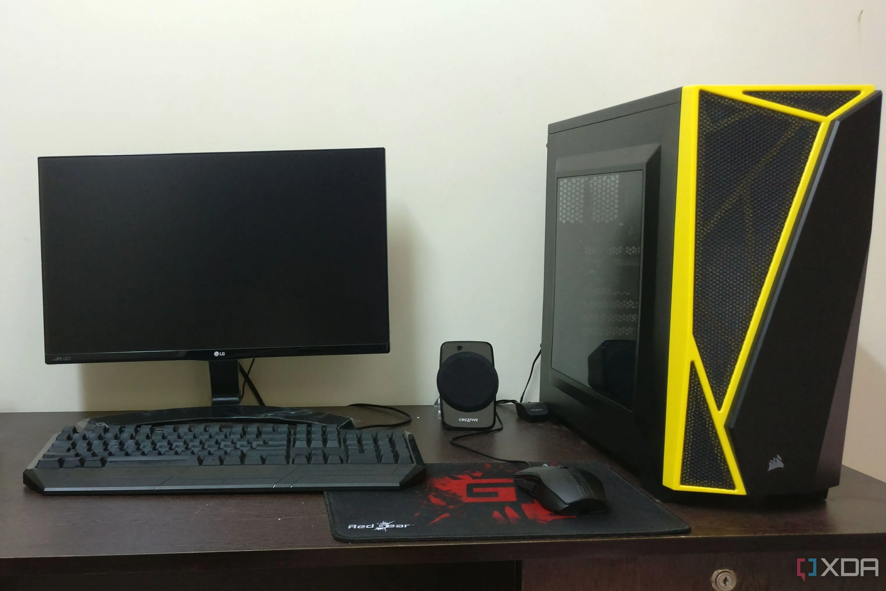 Hệ thống PC chơi game với màn hình lớn, bàn phím và chuột màu đen, cho thấy tầm quan trọng của kích thước màn hình trong trải nghiệm game.