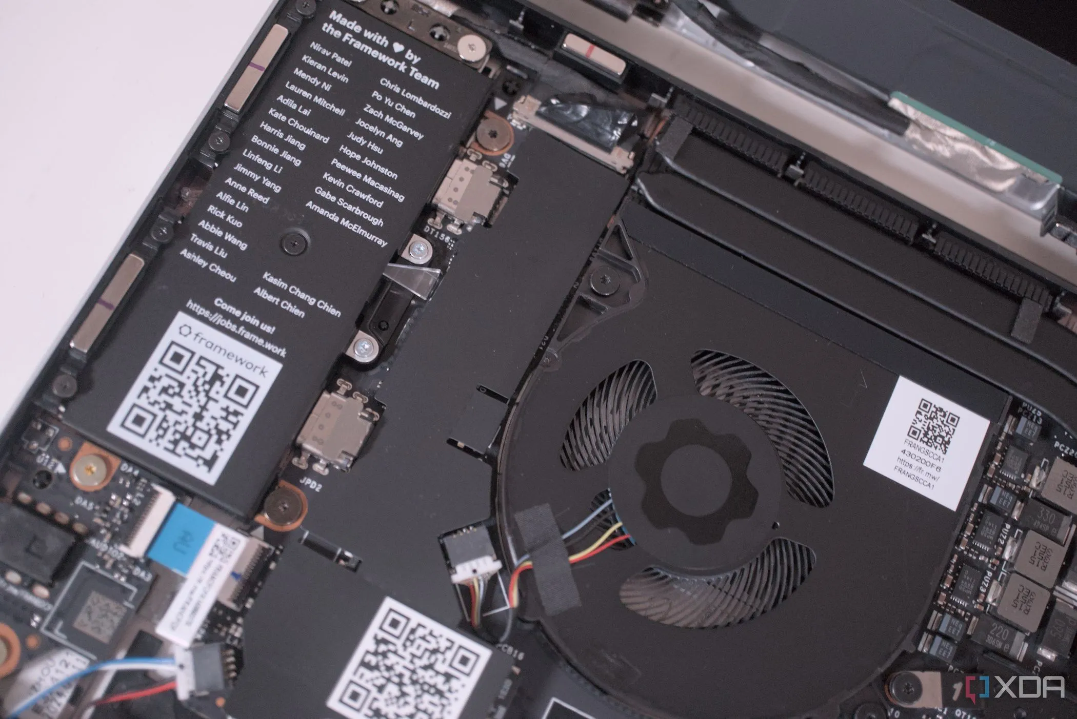 Hệ thống tản nhiệt của laptop Framework 13 AMD với quạt làm mát