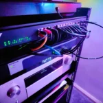 Hệ thống tủ rack mạng gia đình với các switch quản lý và thiết bị 10GbE hiện đại