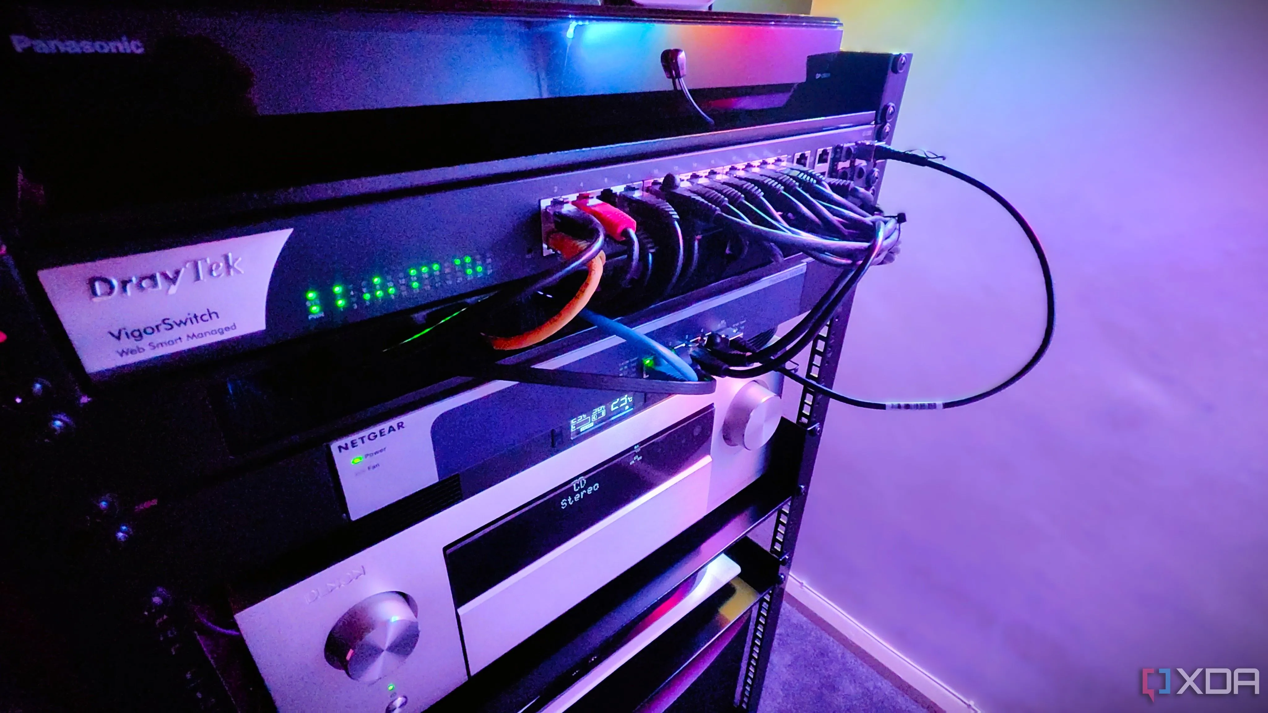 Hệ thống tủ rack mạng gia đình với các switch quản lý và thiết bị 10GbE hiện đại
