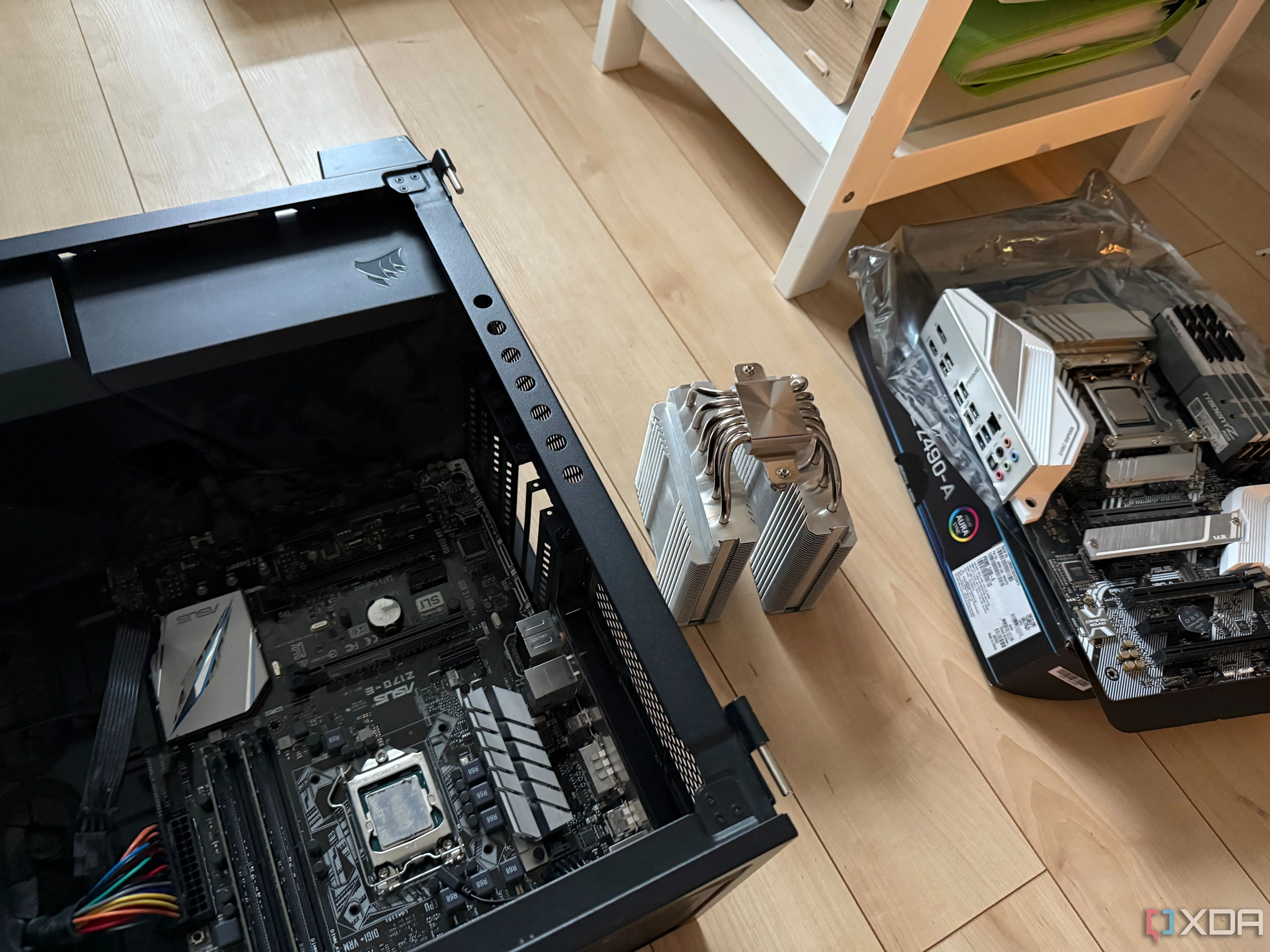 Hình ảnh bo mạch chủ và bộ tản nhiệt CPU, minh họa cho phần cứng máy tính và khả năng tối ưu hiệu suất khi chạy các hệ điều hành nhẹ như Linux trên các cấu hình từ cũ đến mới, giúp tăng tốc trải nghiệm người dùng.