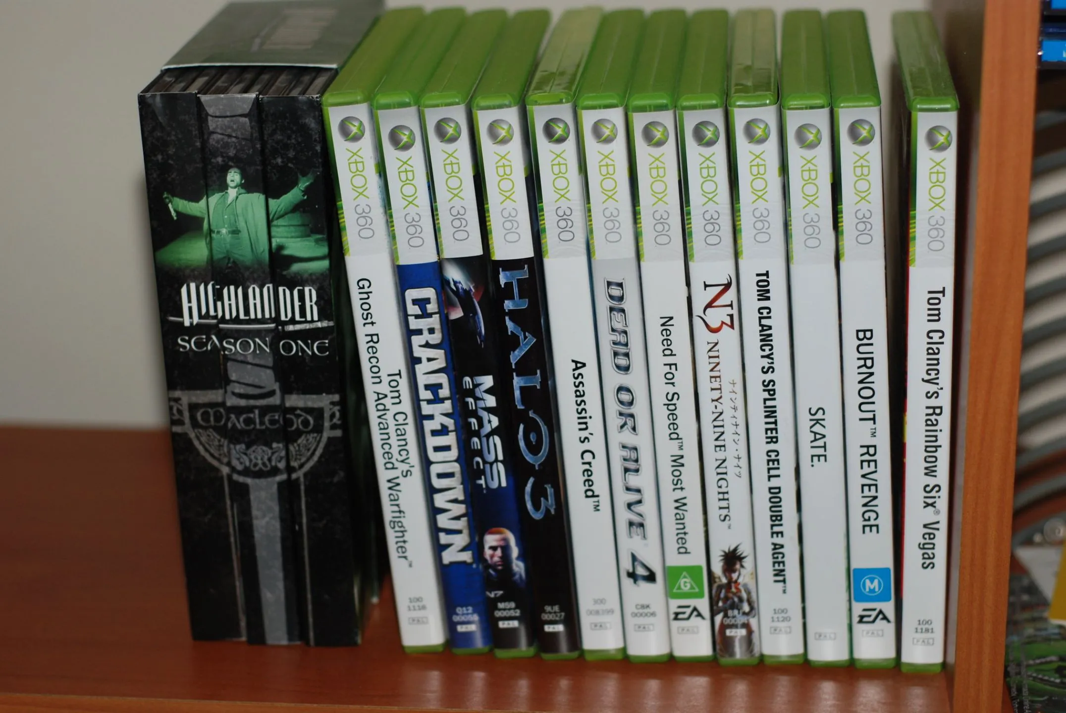 Hình ảnh bộ sưu tập các đĩa game Xbox 360, minh họa cho thư viện game console truyền thống.