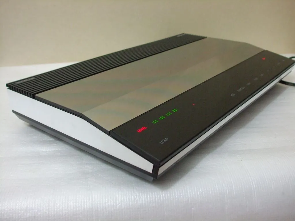 Hình ảnh các sản phẩm Bang & Olufsen thập niên 1980, nguồn cảm hứng thiết kế cho nguyên mẫu Atari Video System X (VSX) và console Atari 5200.