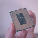 Hình ảnh cận cảnh chip Intel với các điểm tiếp xúc, minh họa công nghệ sản xuất bán dẫn tiên tiến như tiến trình 18A.