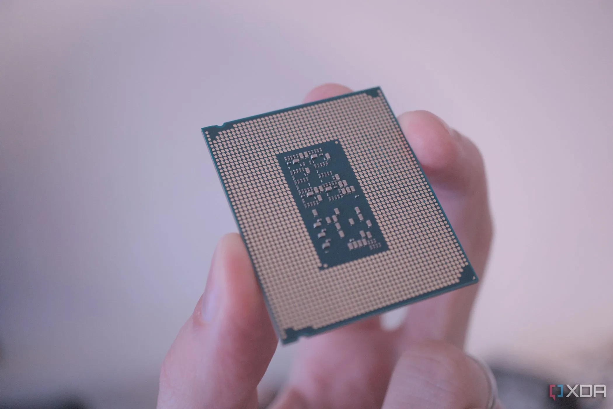 Hình ảnh cận cảnh chip Intel với các điểm tiếp xúc, minh họa công nghệ sản xuất bán dẫn tiên tiến như tiến trình 18A.