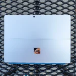 Hình ảnh cận cảnh Microsoft Surface Pro 11 5G, minh họa thiết kế và khả năng di động.
