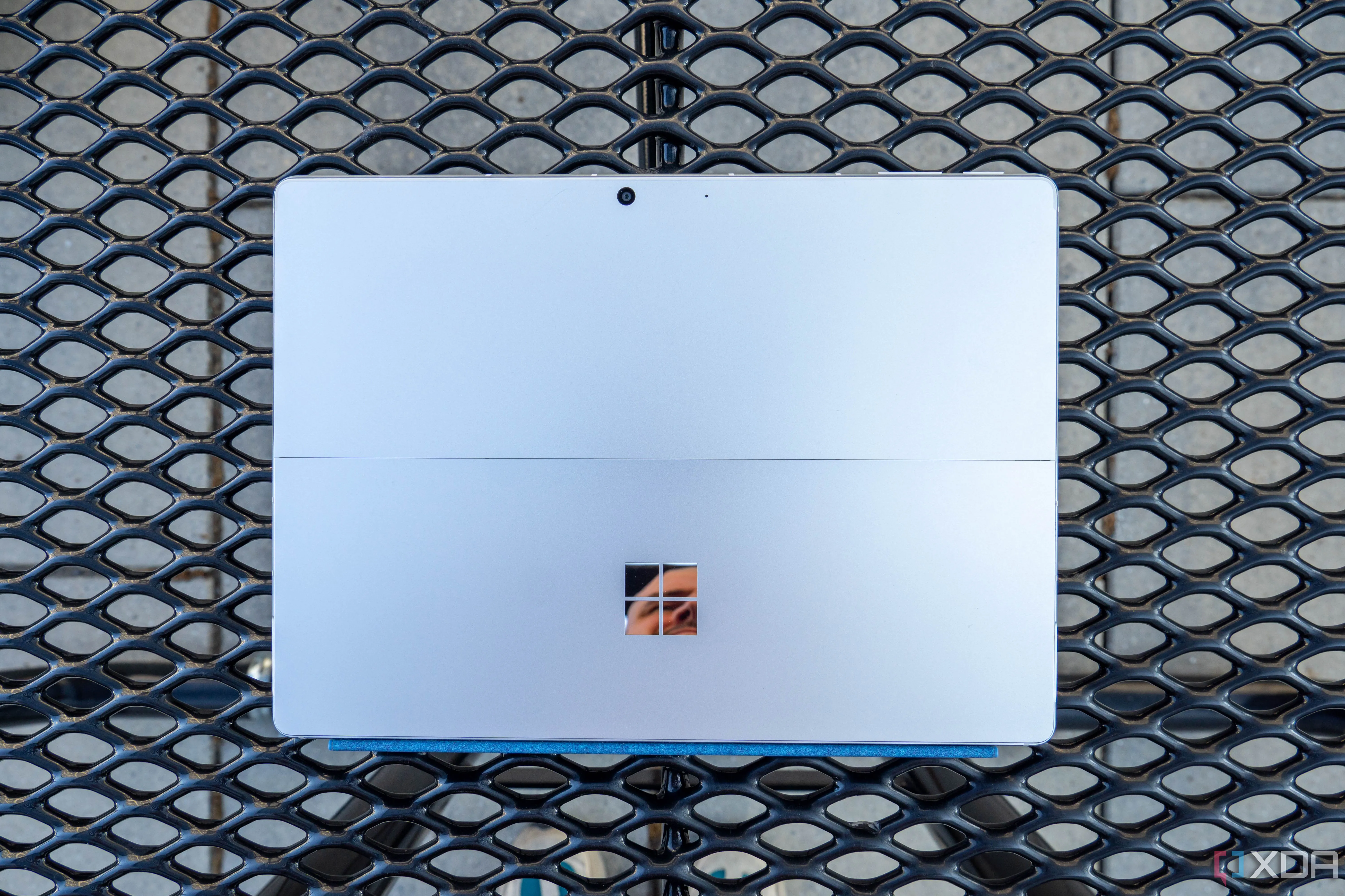Hình ảnh cận cảnh Microsoft Surface Pro 11 5G, minh họa thiết kế và khả năng di động.
