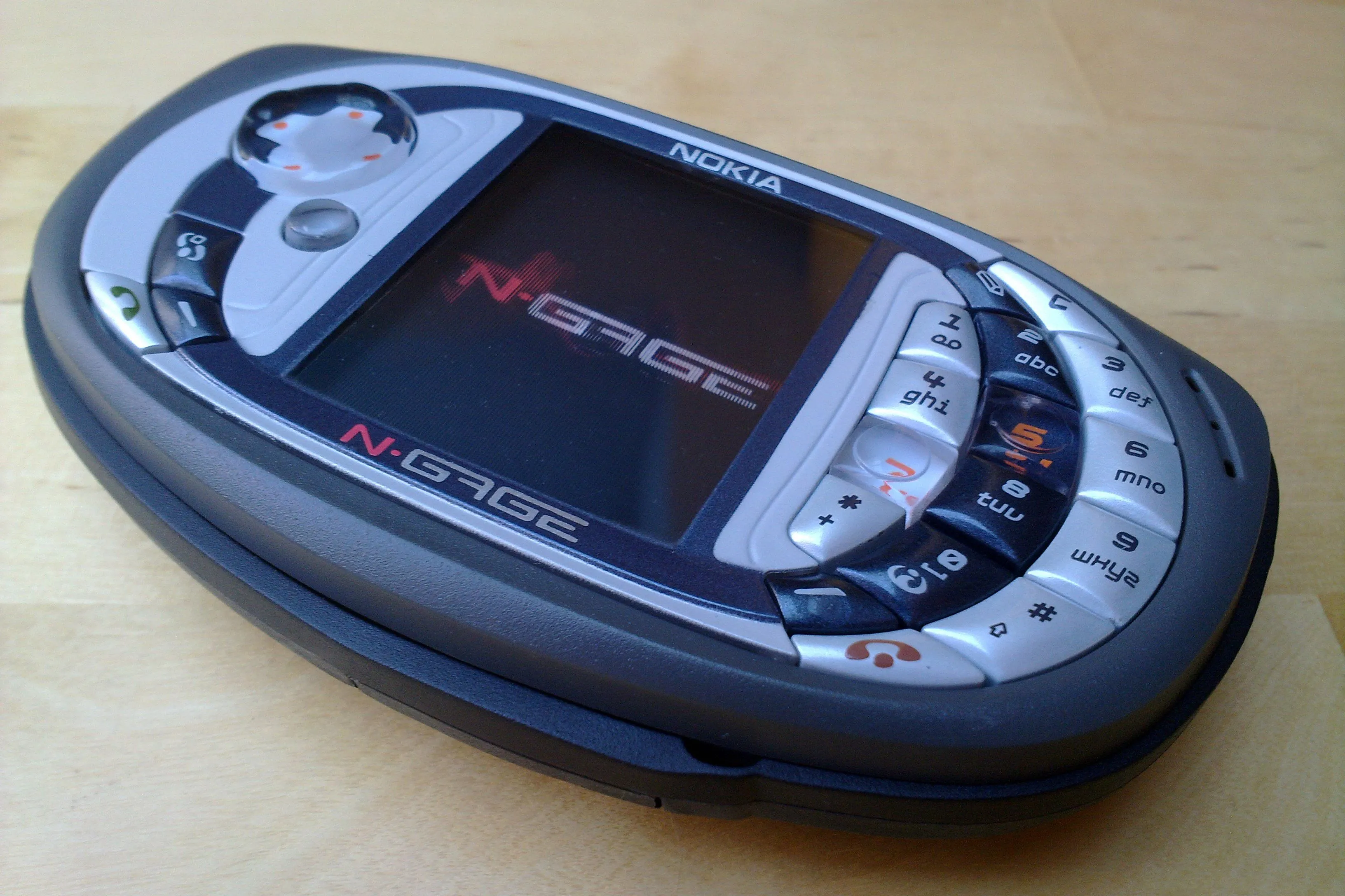Hình ảnh cận cảnh một chiếc Nokia N-Gage, thể hiện rõ thiết kế bàn phím và màn hình nhỏ của thiết bị lai này