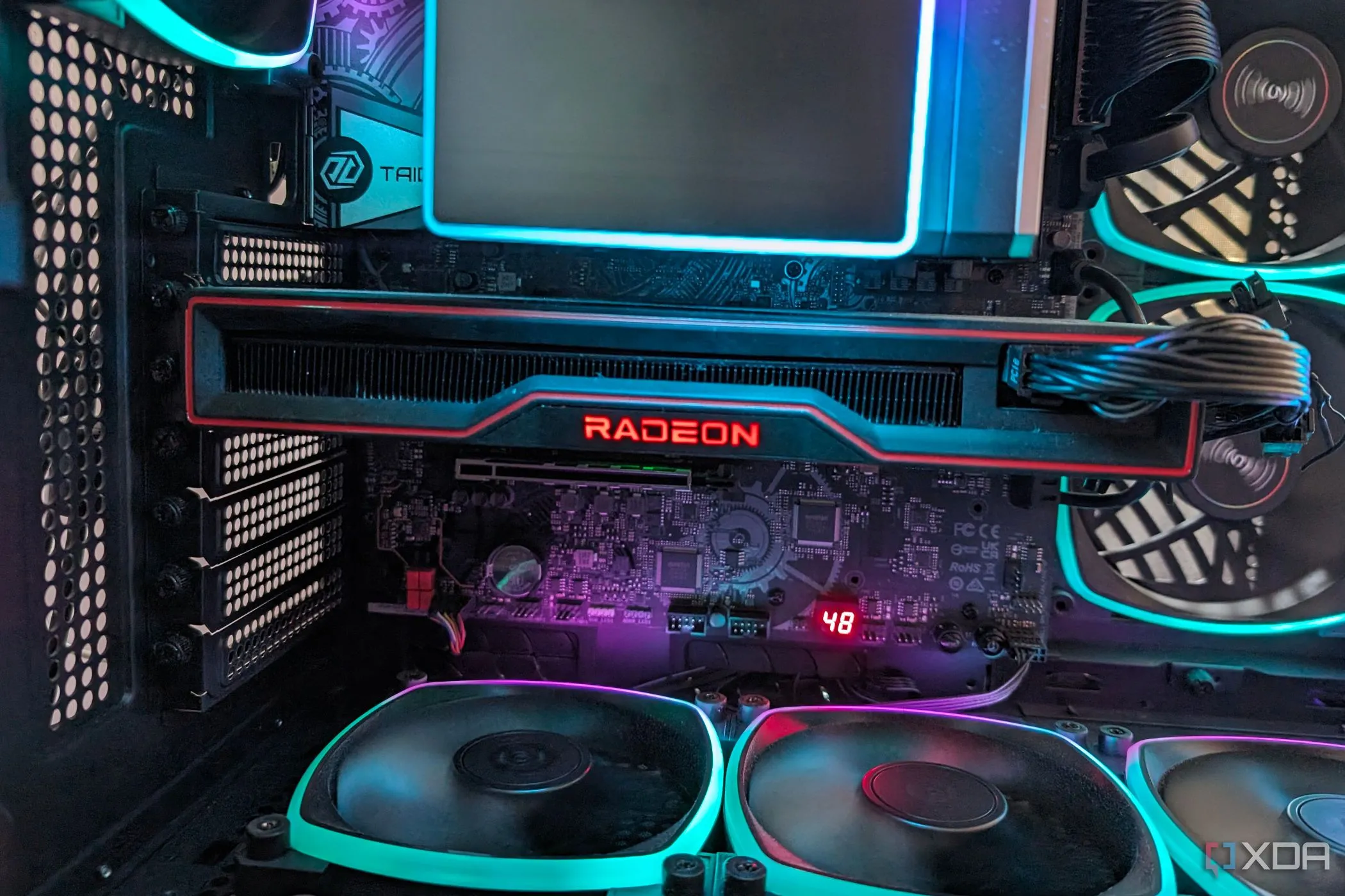 Hình ảnh card đồ họa AMD Radeon RX 6800 gắn trong vỏ máy tính với đèn RGB, đại diện cho dòng GPU Radeon của AMD và chiến lược cạnh tranh của họ trên thị trường card đồ họa.