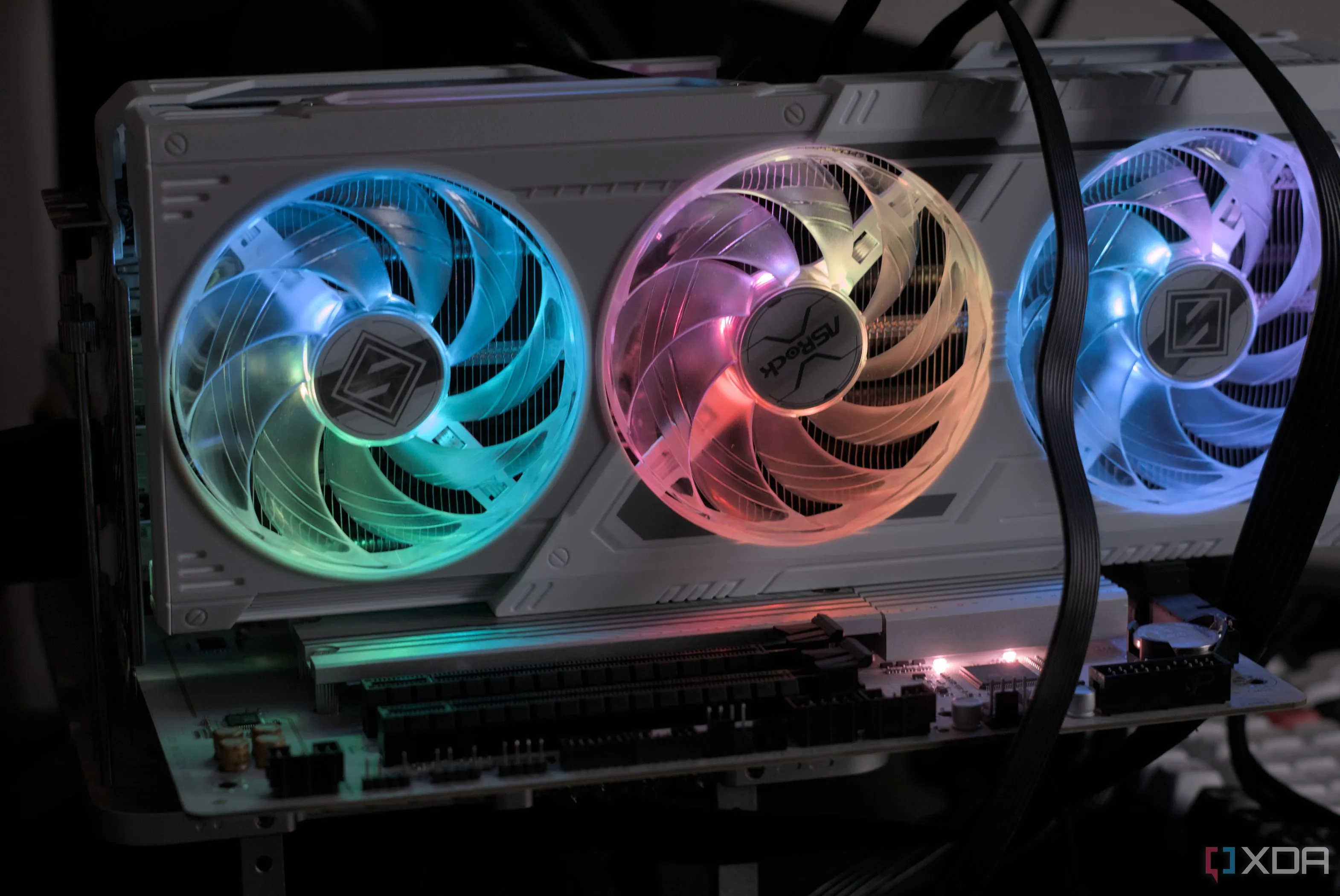 Hình ảnh card đồ họa ASRock Radeon RX 9070 Steel Legend đang hoạt động trong máy tính, với đèn RGB sáng, minh họa một mẫu GPU điển hình.