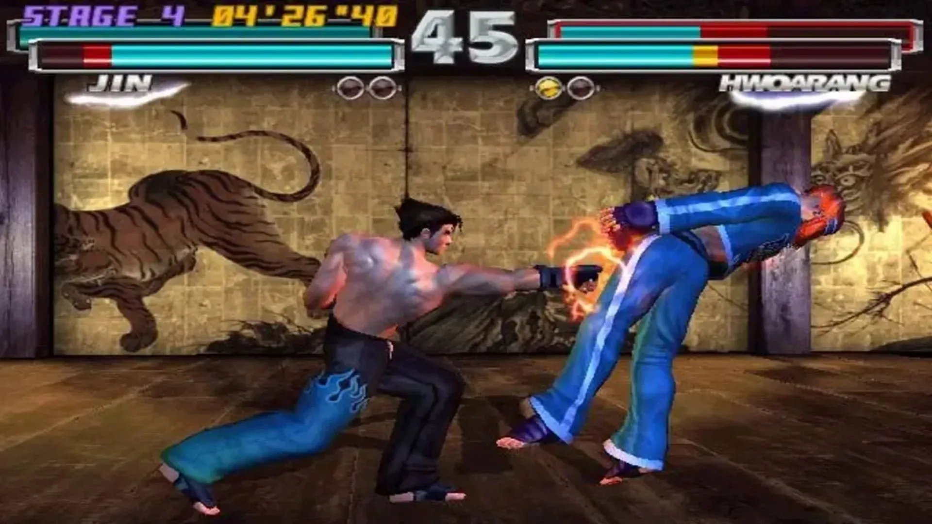 Hình ảnh chiến đấu 3D trong game Tekken Tag Tournament với nhân vật Jin và Hwoarang