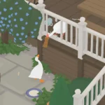 Hình ảnh gameplay của Untitled Goose Game, thể hiện chú ngỗng tinh quái đang gây hỗn loạn trong làng, làm bật lên tính hài hước tình huống của game.
